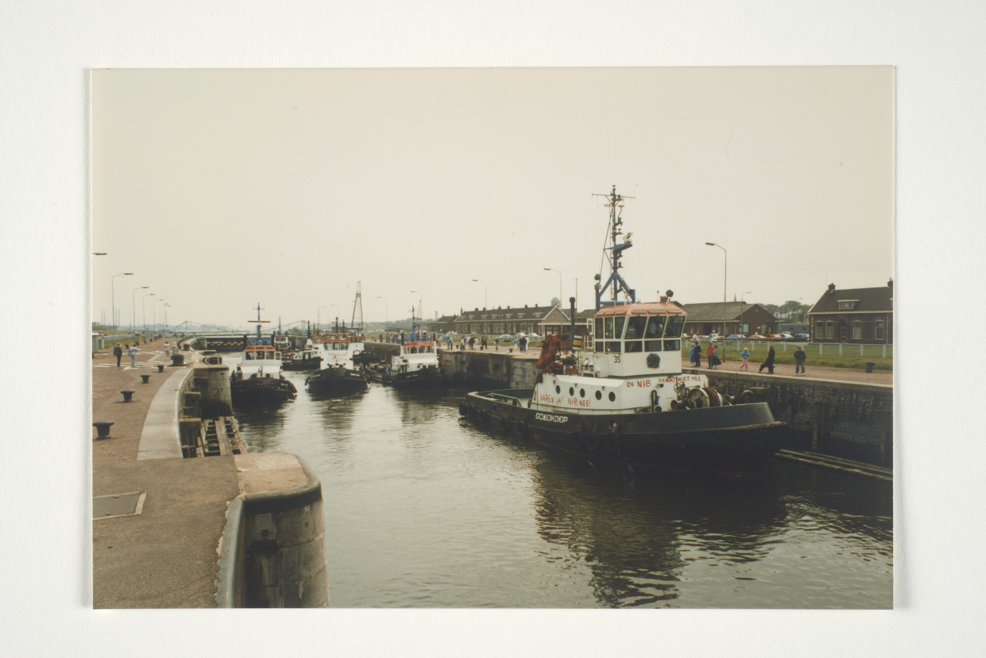 2001.1686; Bezetting van het kantoor aan de Westerdoksdijk door het personeel van [...]; fotoreportage