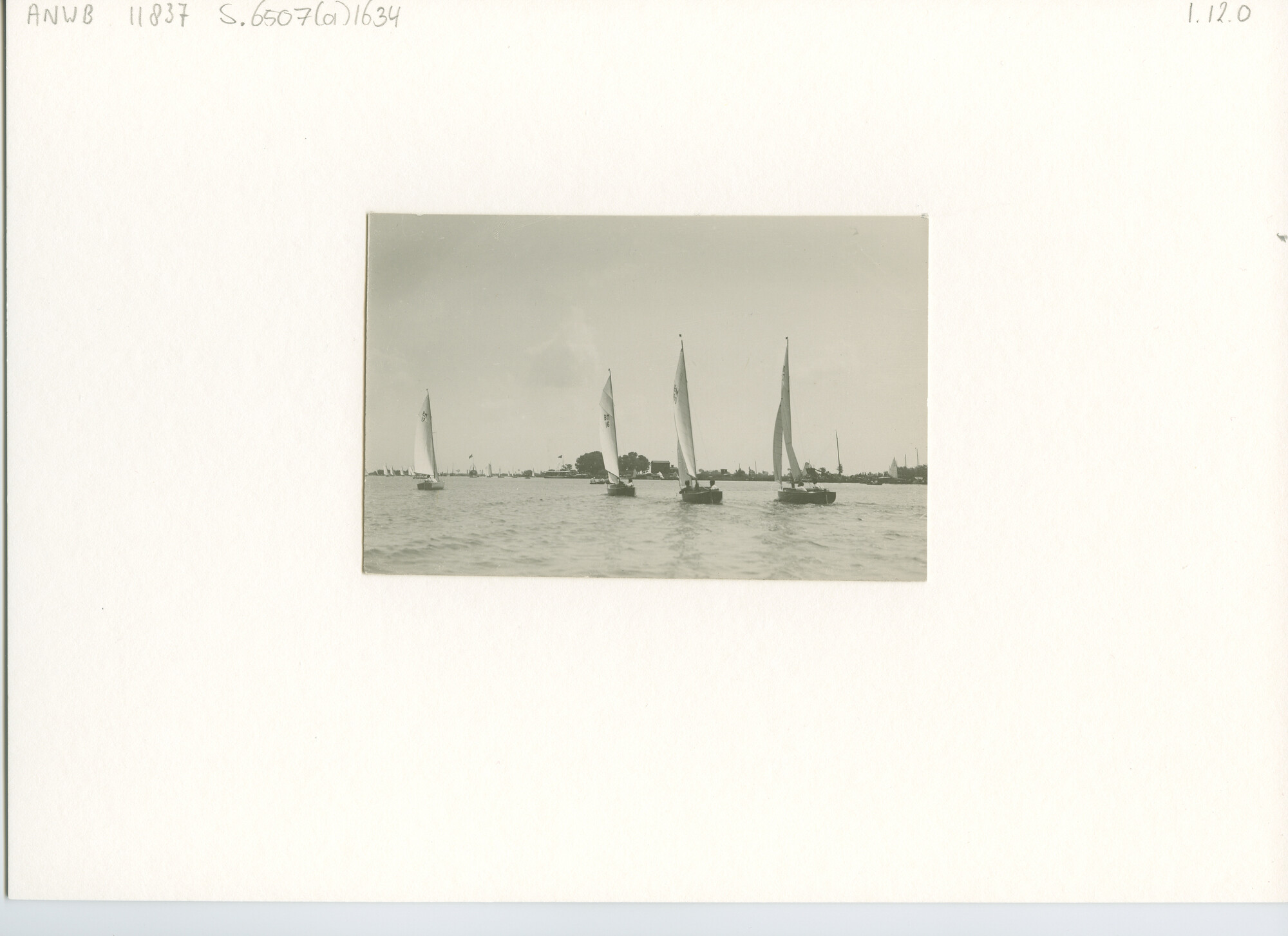 S.6507(01)1634; Foto van B.M. klasse, met ondermeer nummer 16 en 17.; foto