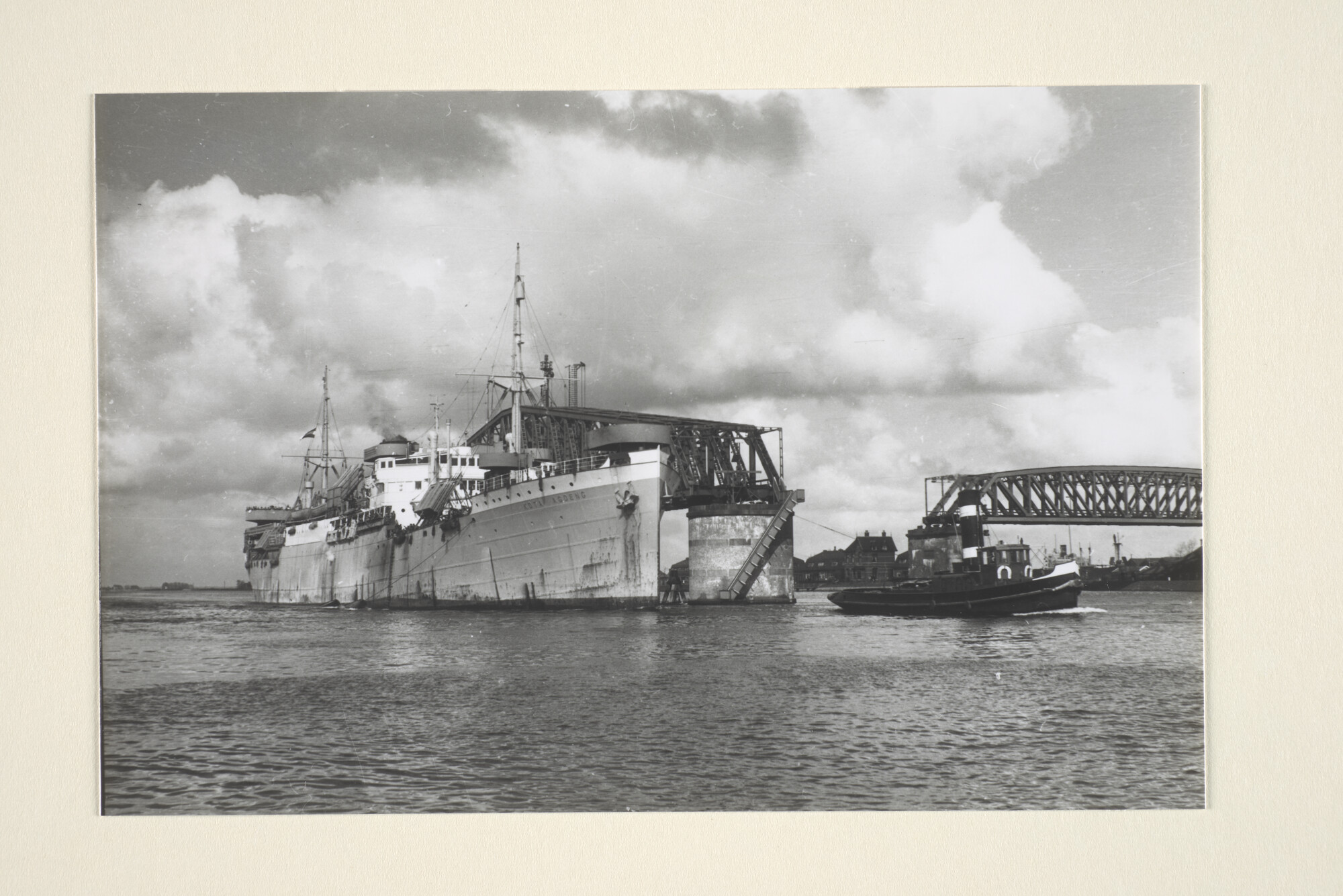 1996.3102; Foto's van het vrachtschip ms. Kota Agoeng van de Koninklijke Rotterdamsche Lloyd bij de passage van de Hembrug en de aankomst in Amsterdam; fotoreportage
