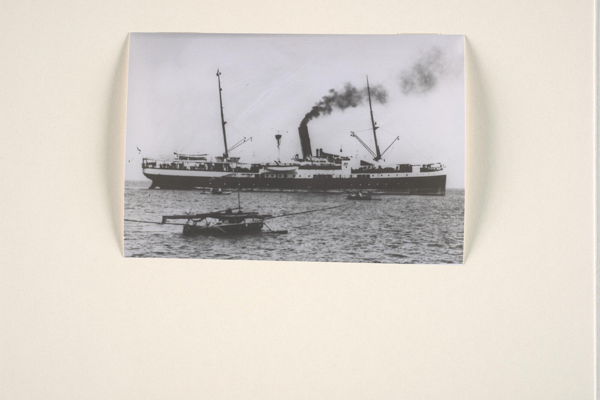 1994.1361; Het ss. Both op een rede in Nederlands-Indië, met prauwen; foto