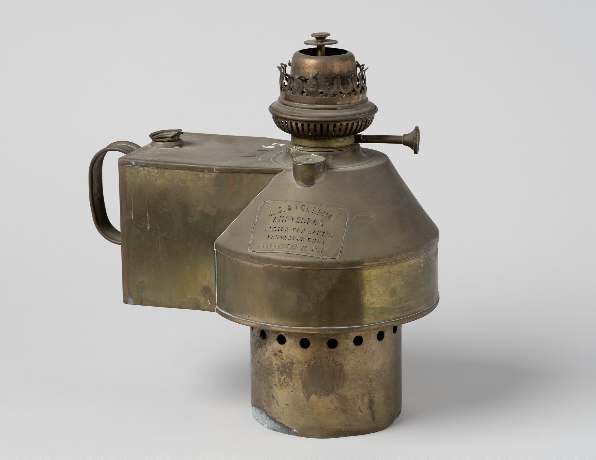 RB.0110(06); Oliebrander, olielamp. Groot oliereservoir. Afkomstig van vuurtoren 'de Ven'; olielamp