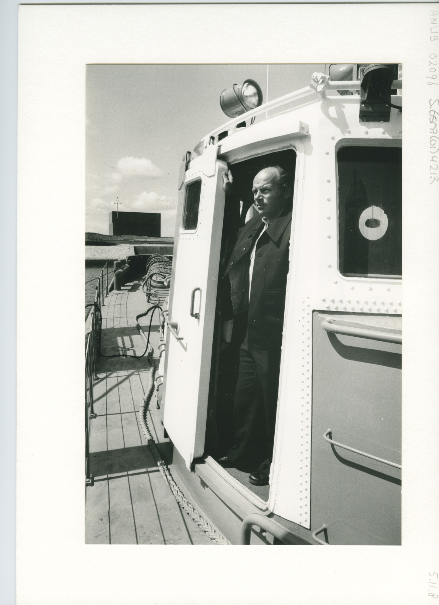 S.6507(01)4213; Motorreddingboot De Zeemanspot afgemeerd langszij een steiger te Stellendam; foto