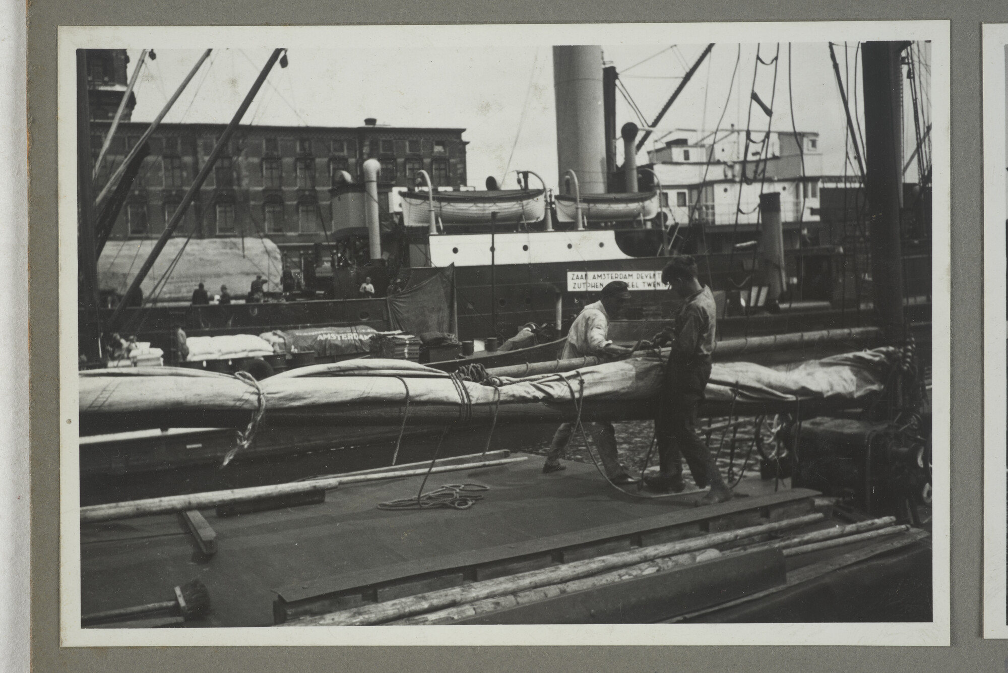 1998.2177; Omslag/ album met een grote hoeveelheid proeffoto's gemaakt door mw. A.M. Wolff-Koller in opdracht van de Gemeente Handelsinrichtingen in Amsterdam; omslag