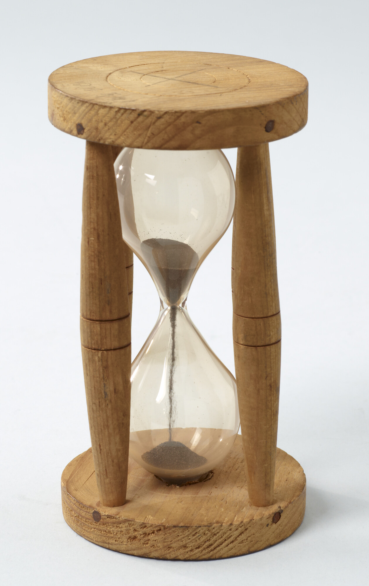 1994.5158; Zandloper van 14½ seconde, hout en glas; zandloper