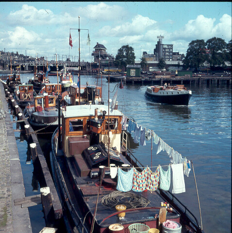 S.9100(0239); Open Havenfront bij de Prins Hendrikkade te Amsterdam; diapositief