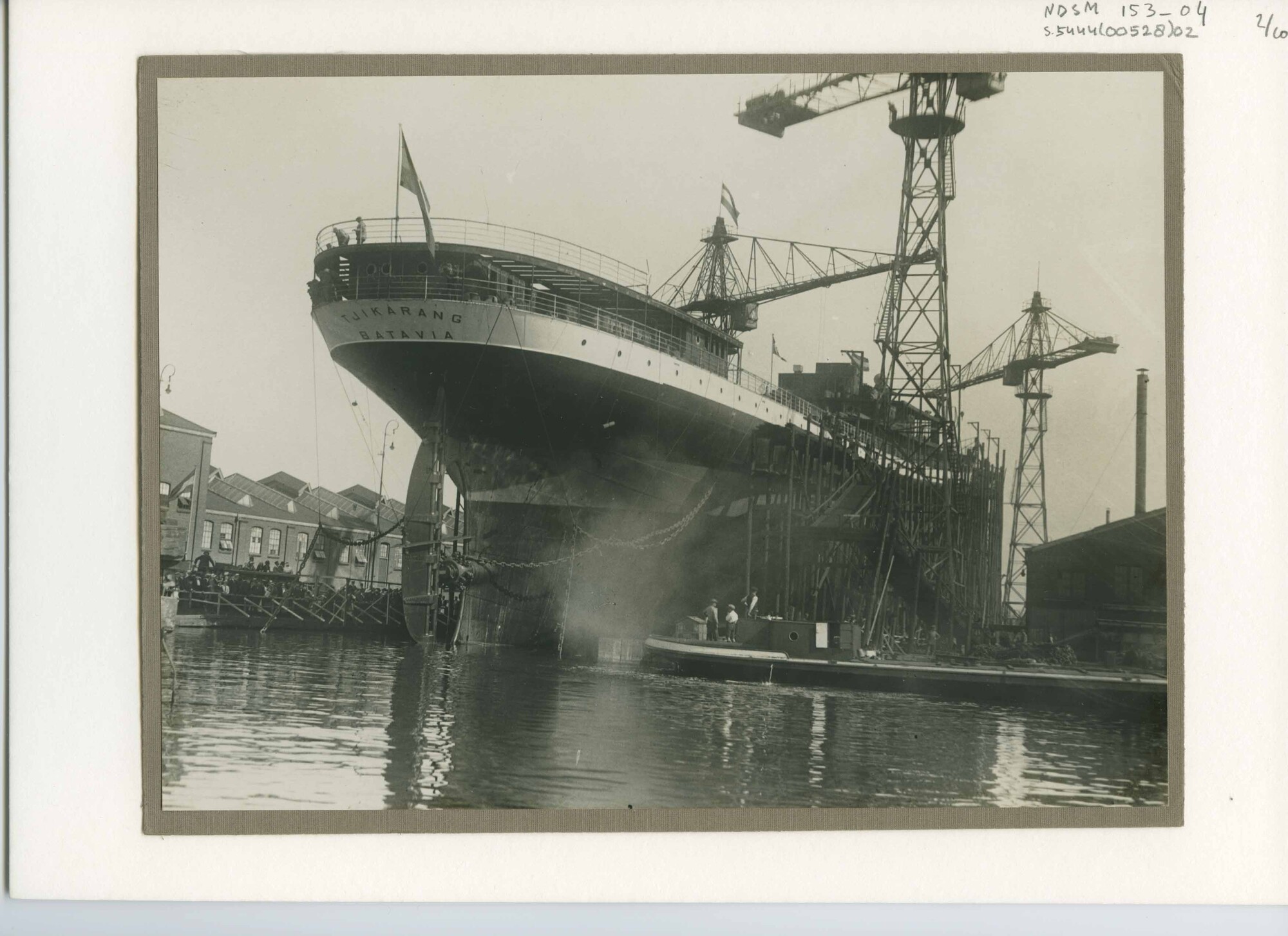 S.5444(00528)02; Foto van de tewaterlating van het vrachtschip ss. Tjikarang [...]; foto