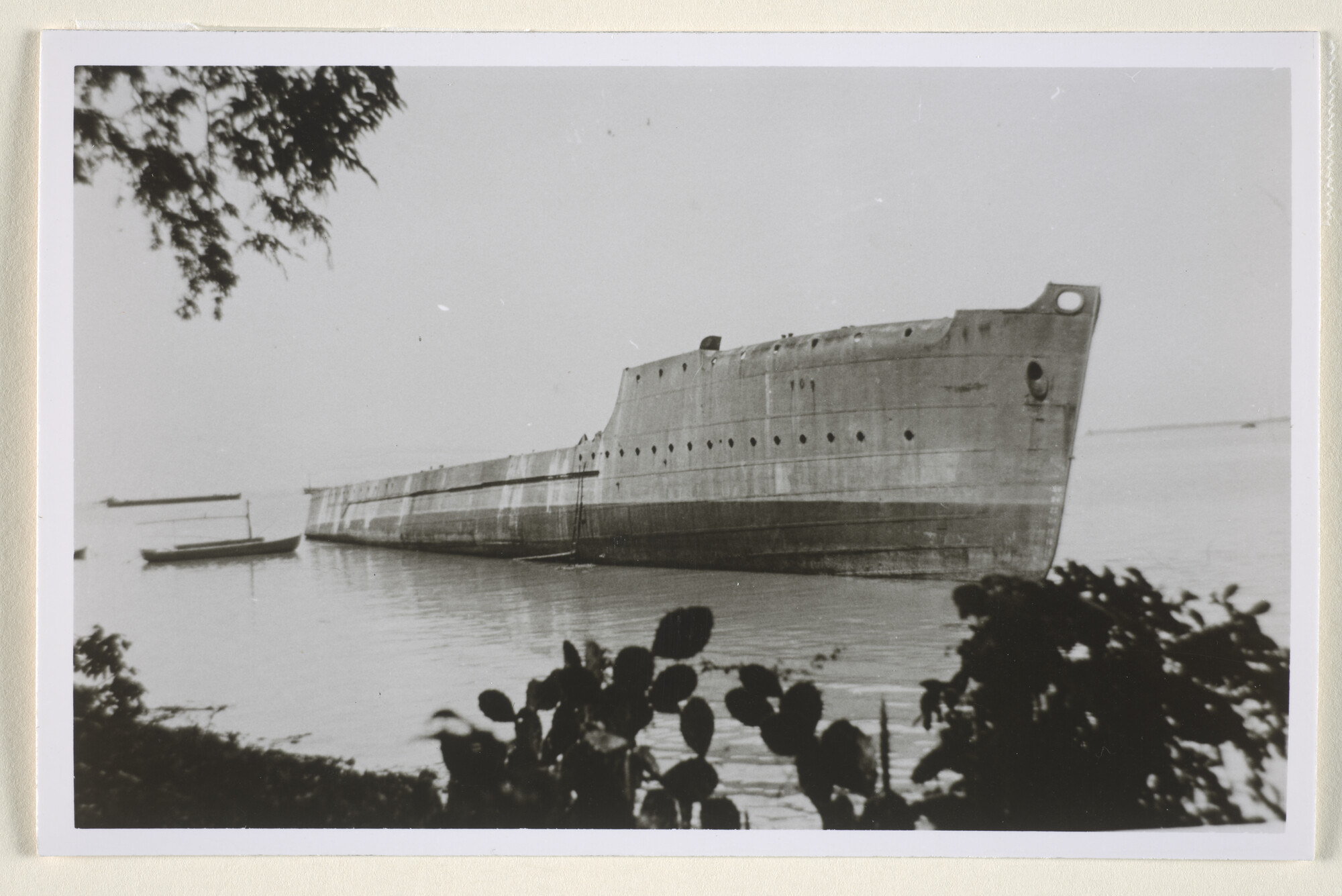 1995.1373; De voormalige Nederlandse torpedobootjager 'Vos' gestrand, en dienst doende als doelschip in Nederlands-Indië; foto