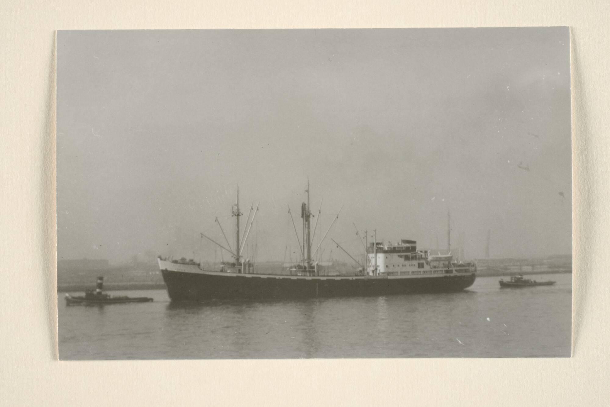 1995.6953; Het vrachtschip ms. 'Themis' van de KNSM vermoedelijk gezien bij aankomst in Amsterdam; foto