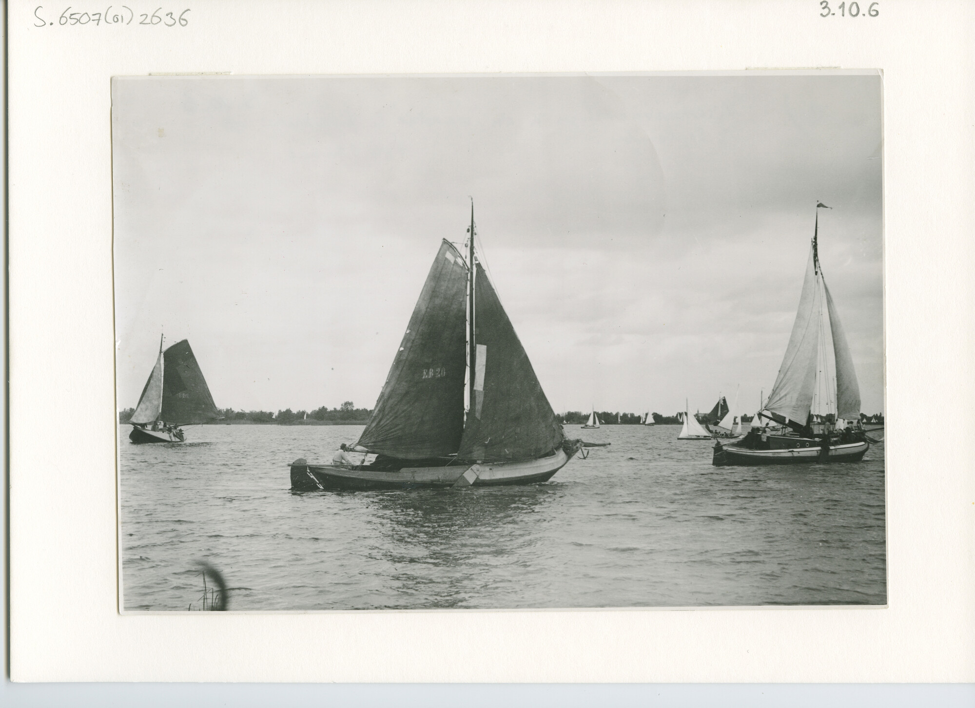S.6507(01)2636; Drie schokkers tijdens een wedstrijd op de Loosdrechtse plassen; foto