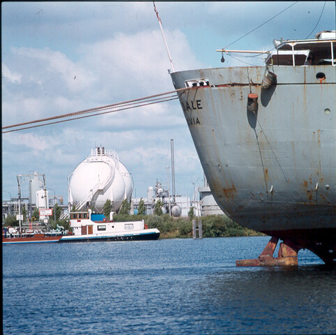 S.9100(7631); Havengezicht te Amsterdam (Petroleumhaven); diapositief