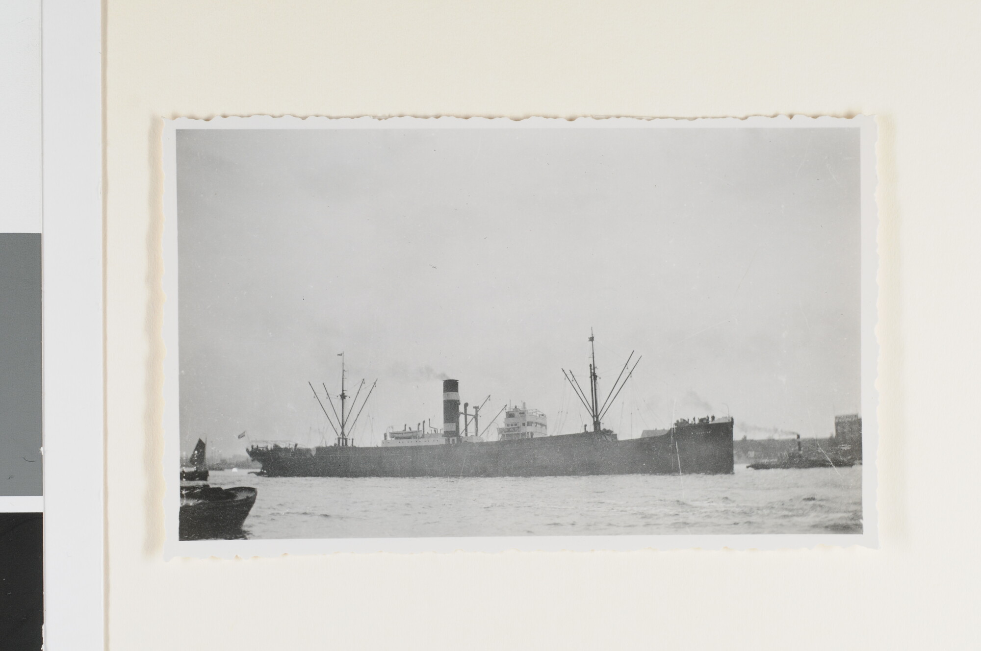 S.4380(04)555; Het vrachtschip ss. 'Haarlem' gezien op het IJ te Amsterdam; foto