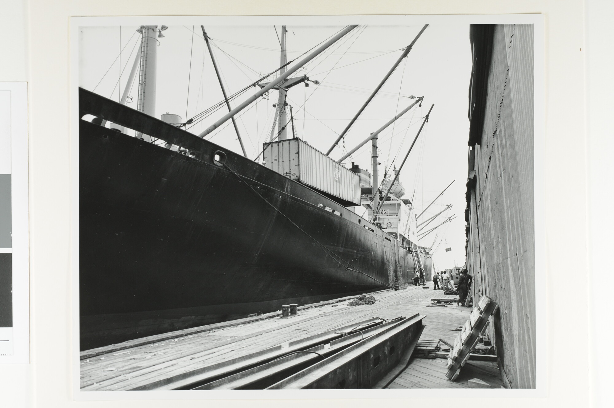 S.7032(015); Foto's van het lossen van zeecontainers vanaf het vrachtschip ms. Ittersum; fotoreportage