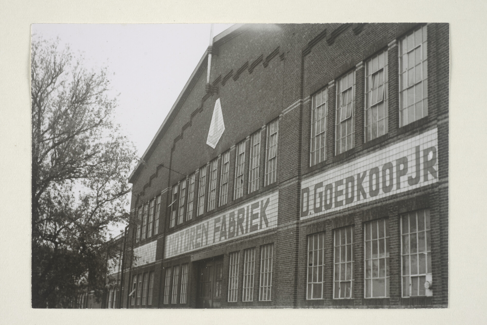 2000.2605; De gevel van de Kromhout Motorenfabriek in Amsterdam; foto