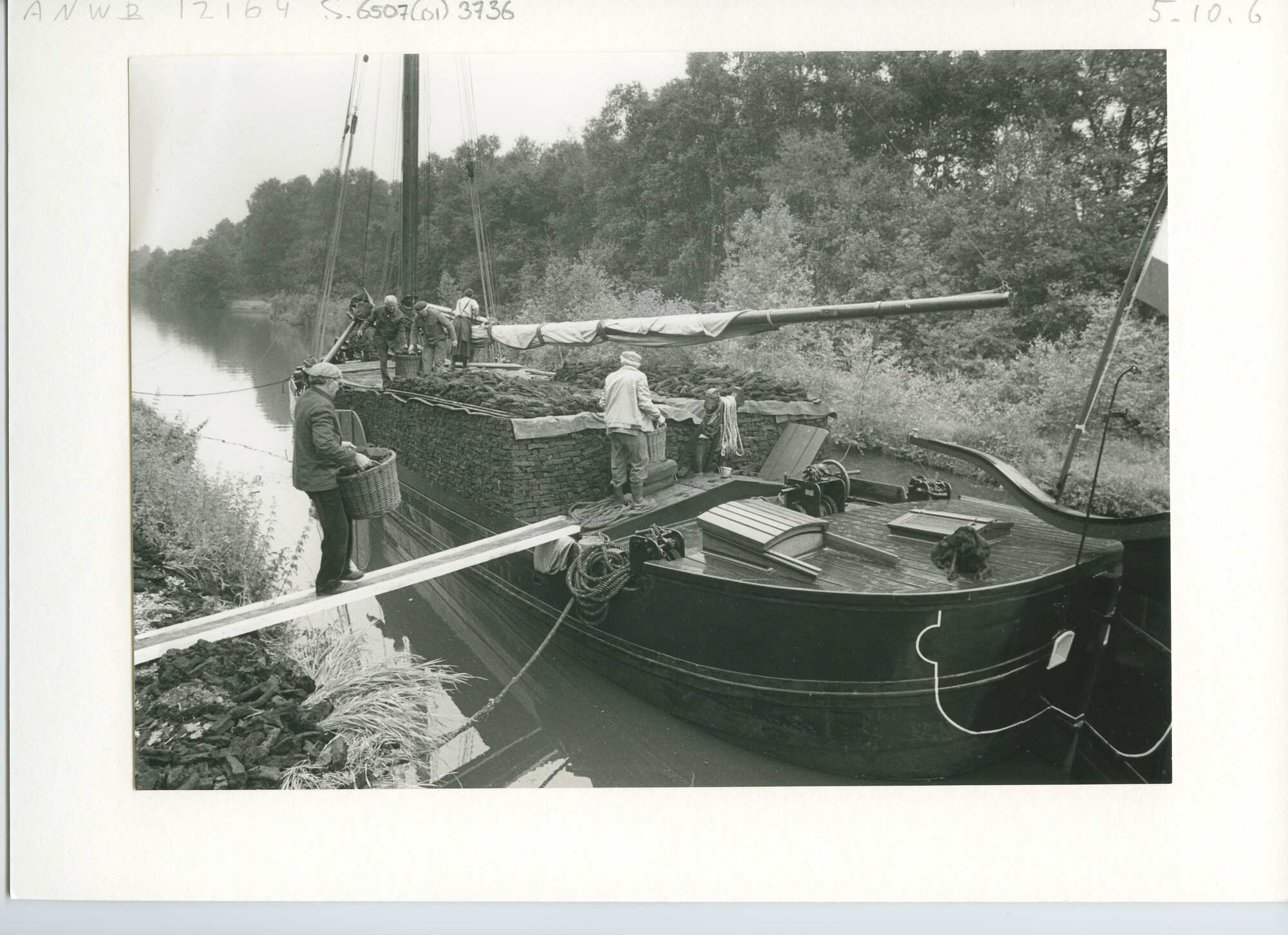 S.6507(01)3736; Het beladen van een turfschip dat in een kanaal ligt afgemeerd door mannen met turfmanden; foto