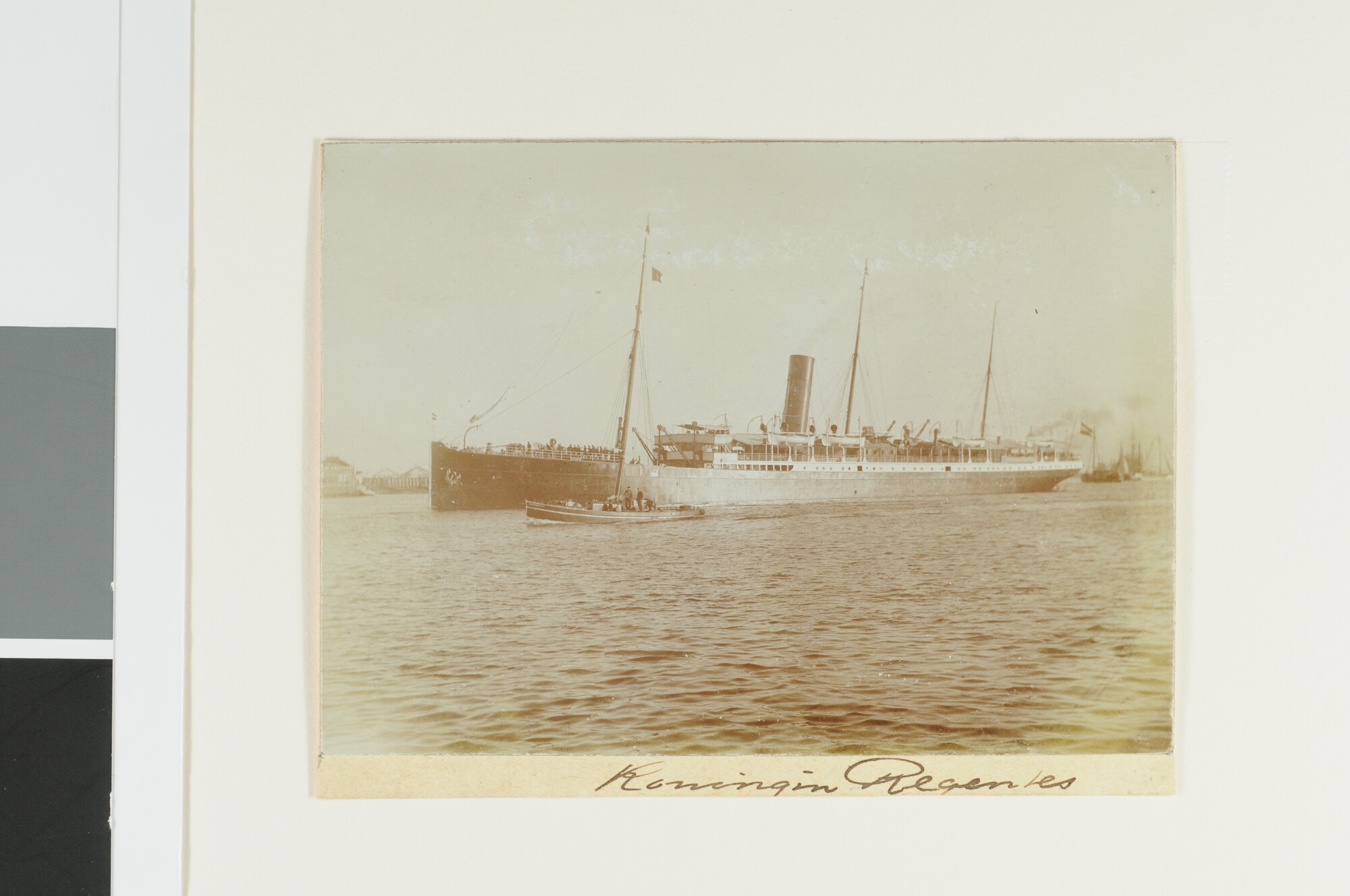 S.3565(26); Het mailschip ss. Koningin Regentes van de SMN; foto