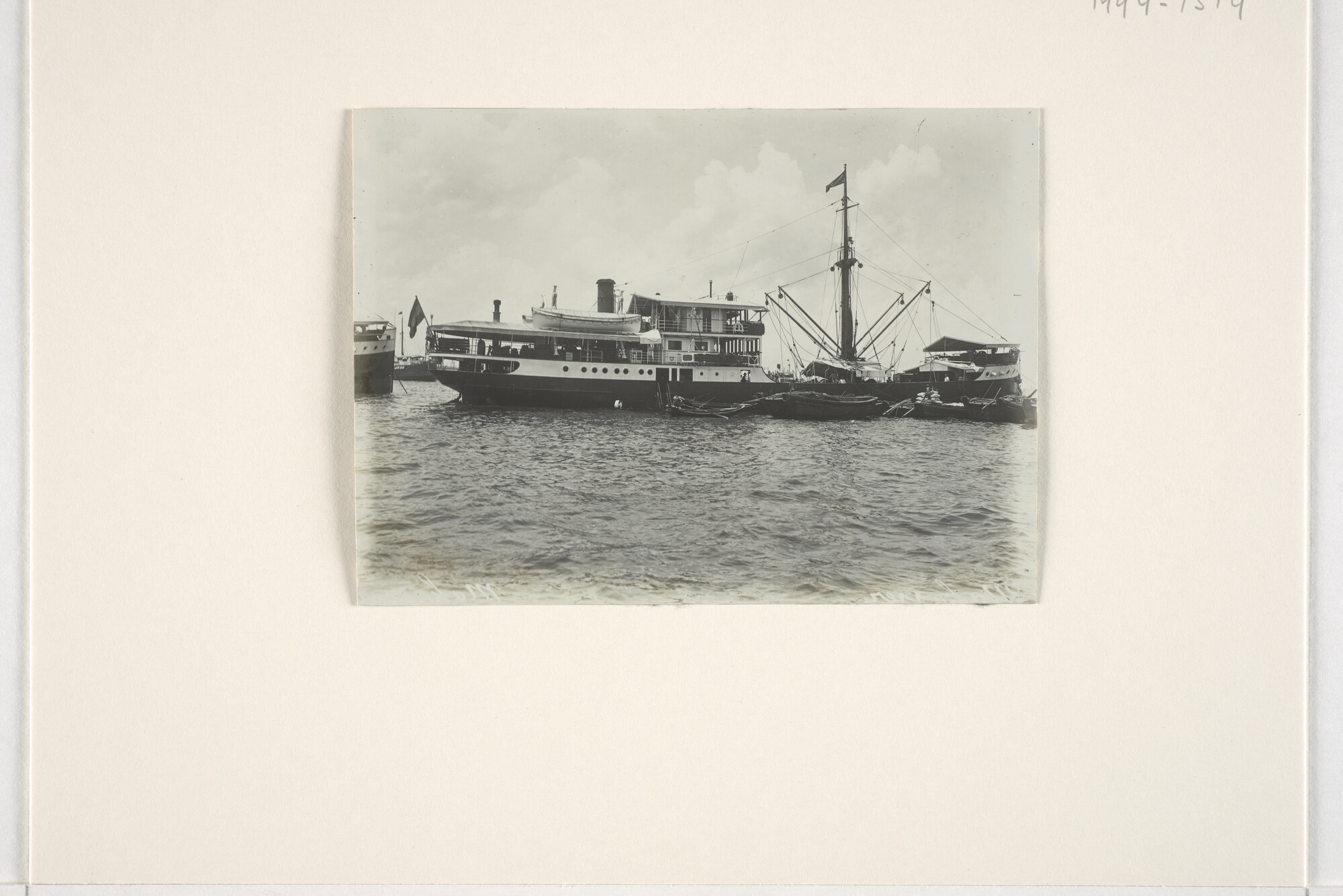 1994.1514; De coaster ms. 'Makassar' voor anker op de rede van Singapore, bij het laden van goederen uit een aantal langszij liggende; foto