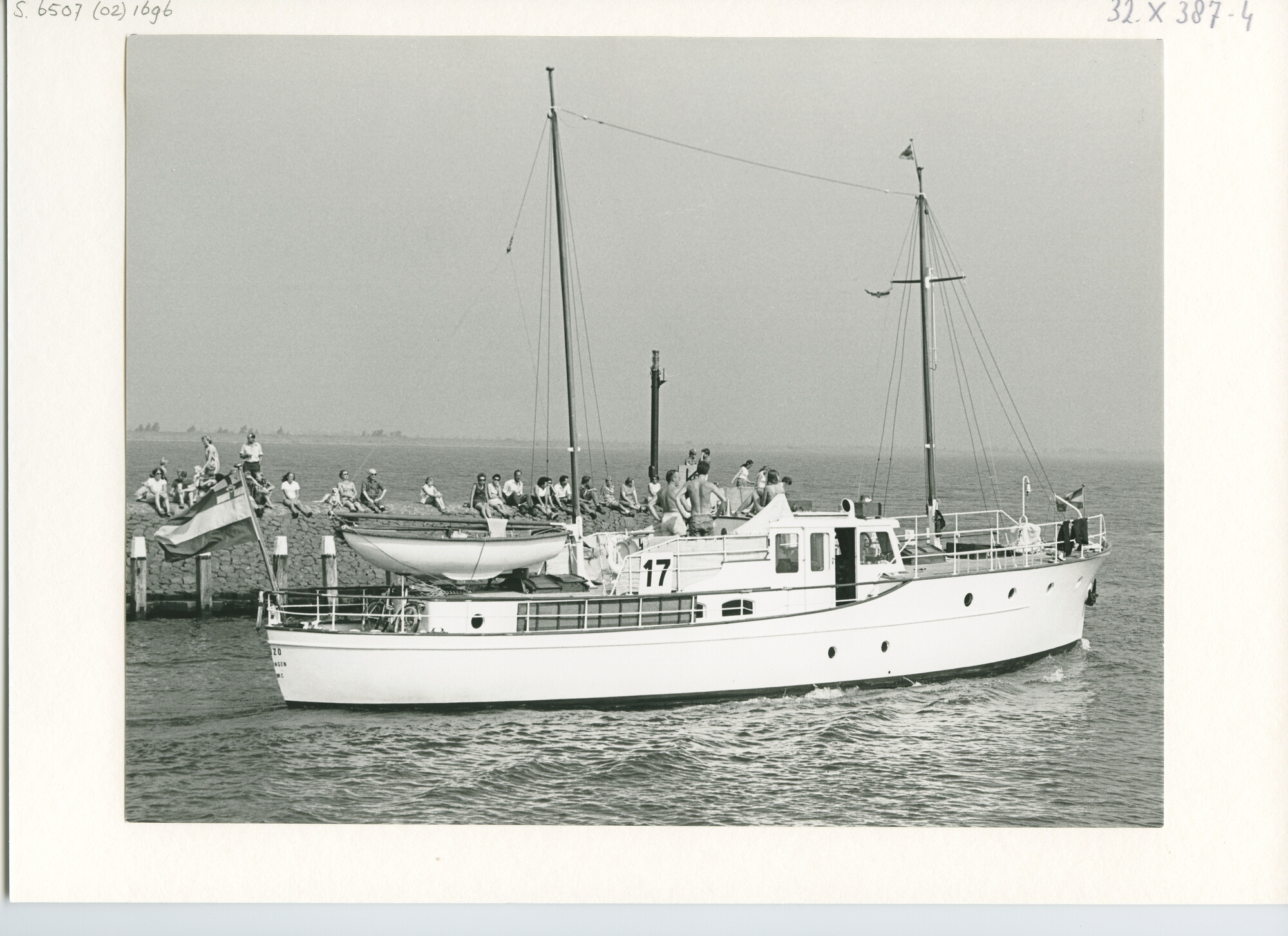 S.6507(02)1696.03; Zwart-wit foto van de deelnemers aan de Pavillon dOr 1969 verlaten Medemblik; foto