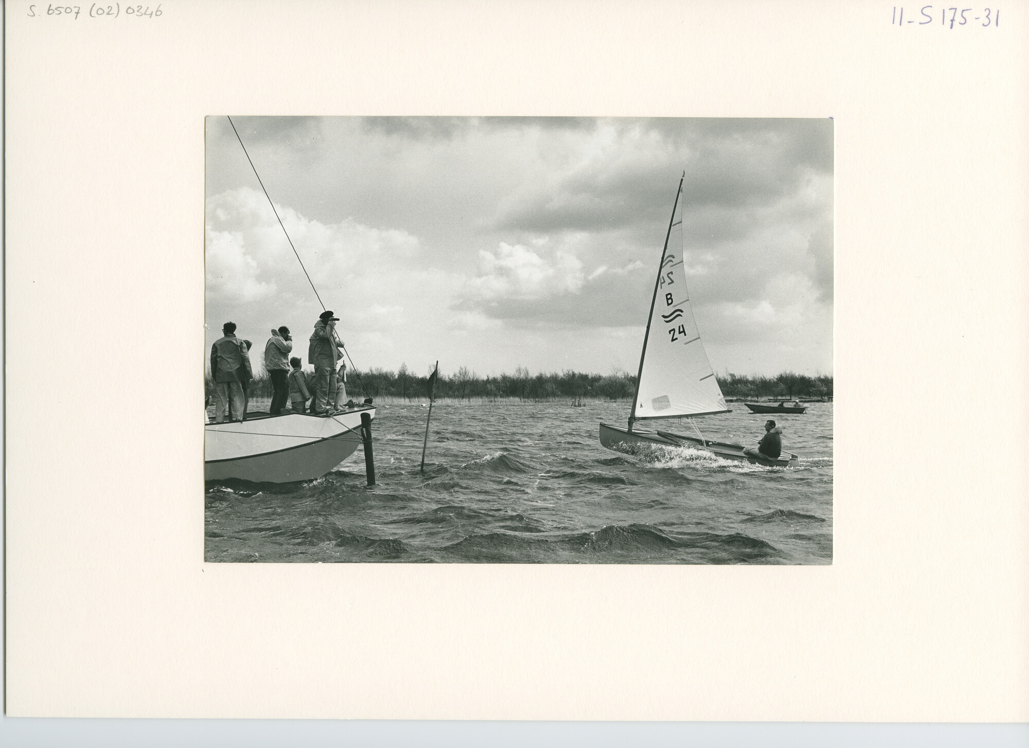 S.6507(02)0346.03; Zwart-wit foto van de Paas-ei een wedstrijd 1965 op de Loosdrechtse Plassen troffen een flinke bries; foto