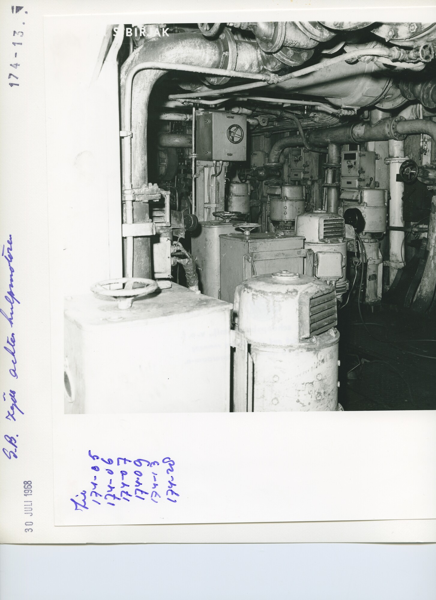 S.5444(04945)13; Interieurfoto's van de machinekamer en het kombuis van het Sovjet visfabriekschip annex hektrawler 'Mamin Sibirjak' (M 403) tijdens een reparatiebeurt [...]; foto