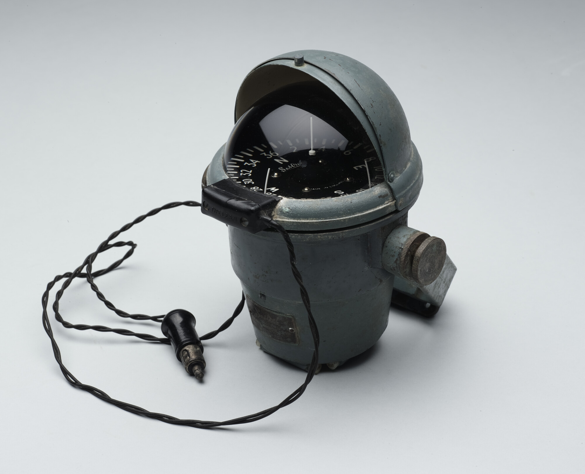 2019.1055-03; Sestrel vloeistofkompas. Onderdeel van de uitrusting gebruikt door Herman Jansen aan boord van de Sounion; kompas