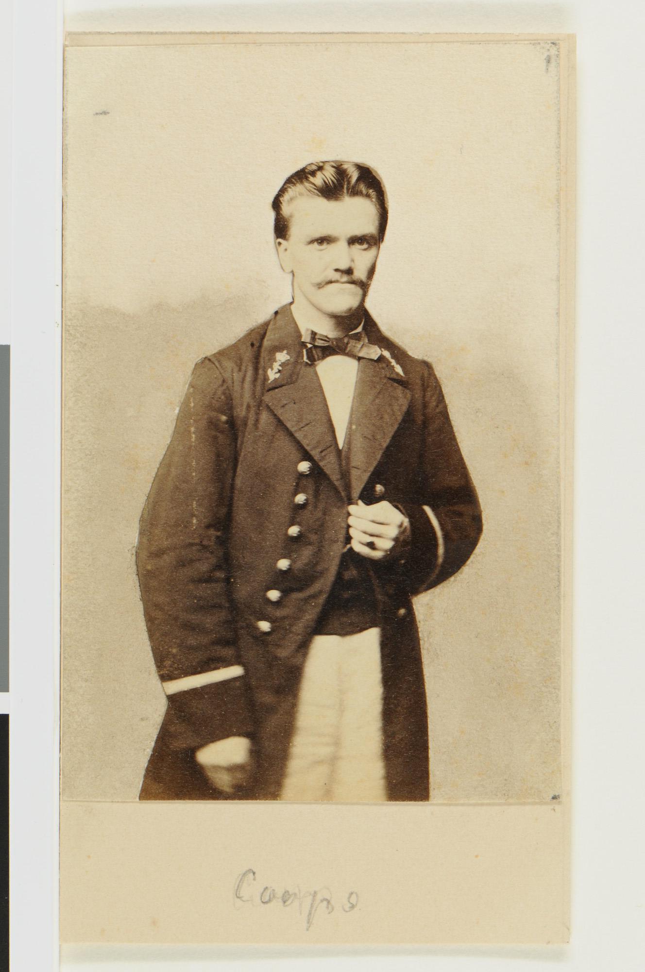 A.1361(25)04; Portretfoto van J.G. Coops (1838-1905), officier van administratie 2e klasse; foto