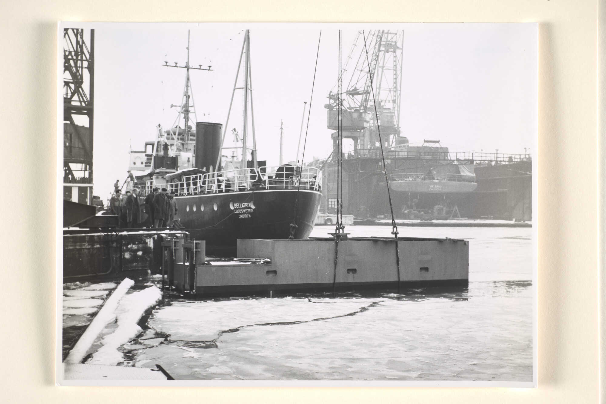 1995.1649; Het loodsafhaalvaartuig ms. 'Bellatrix' afgemeerd bij de werf van Boeles Scheepswerf & Machinefabriek te Bolnes [...]; foto