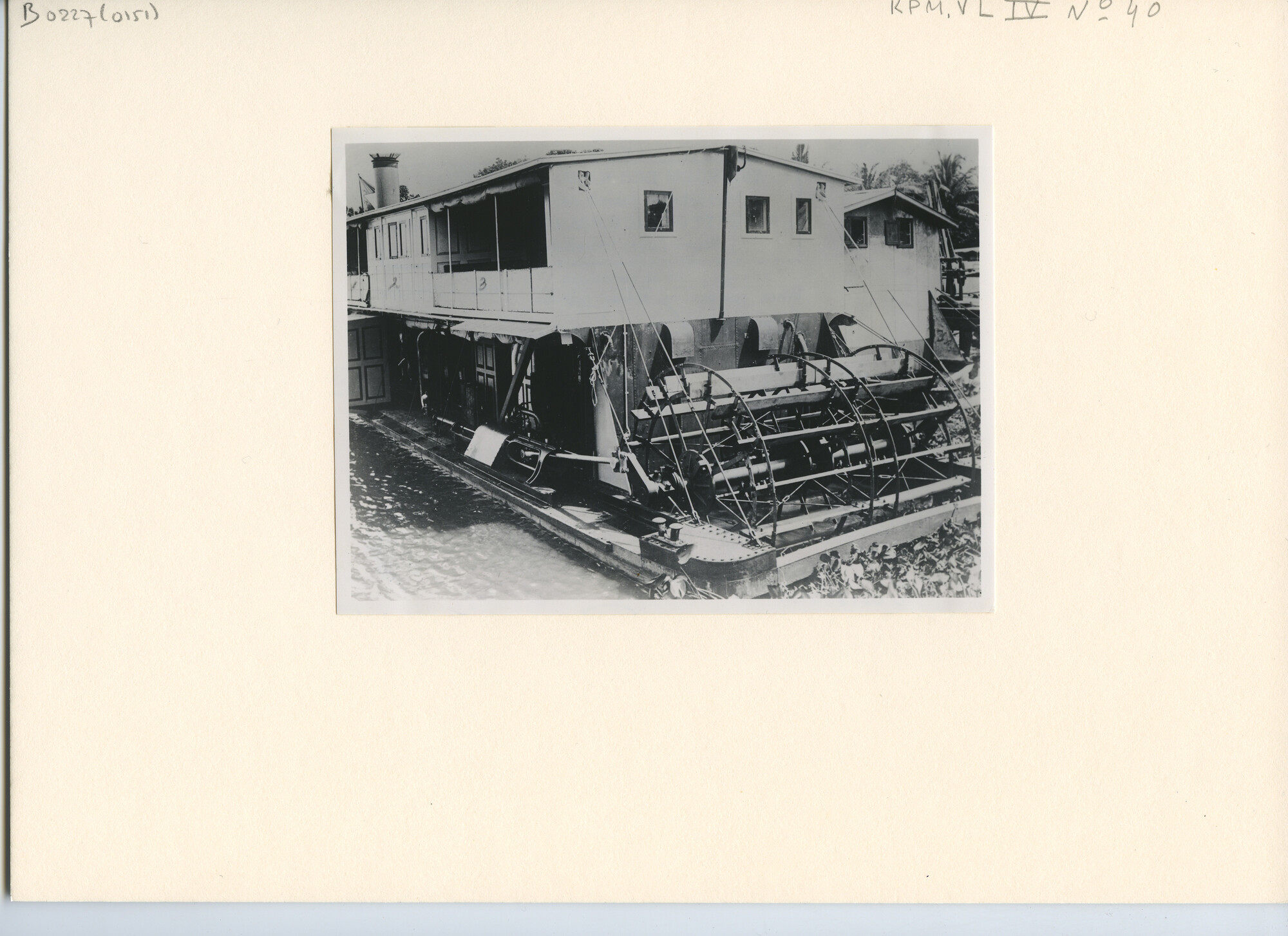 B.0227(0151)a; Foto van de achterzijde van hekwieler Tebo te Palembang; foto