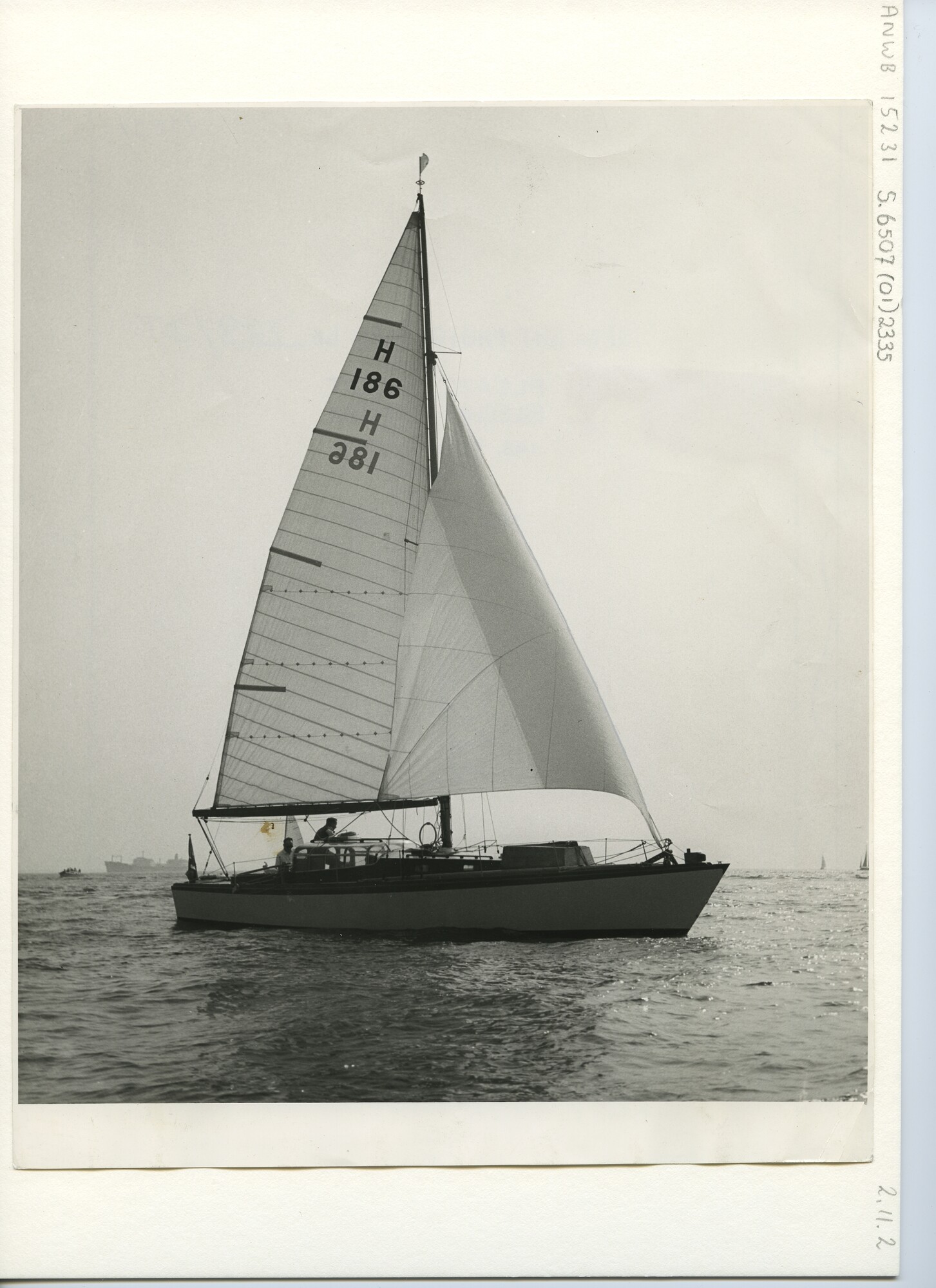 S.6507(01)2335; R.O.R.C. (Nederland) jacht Zeevalk, zeilnummer H 186, bij de start Fastnet Race 1959; foto