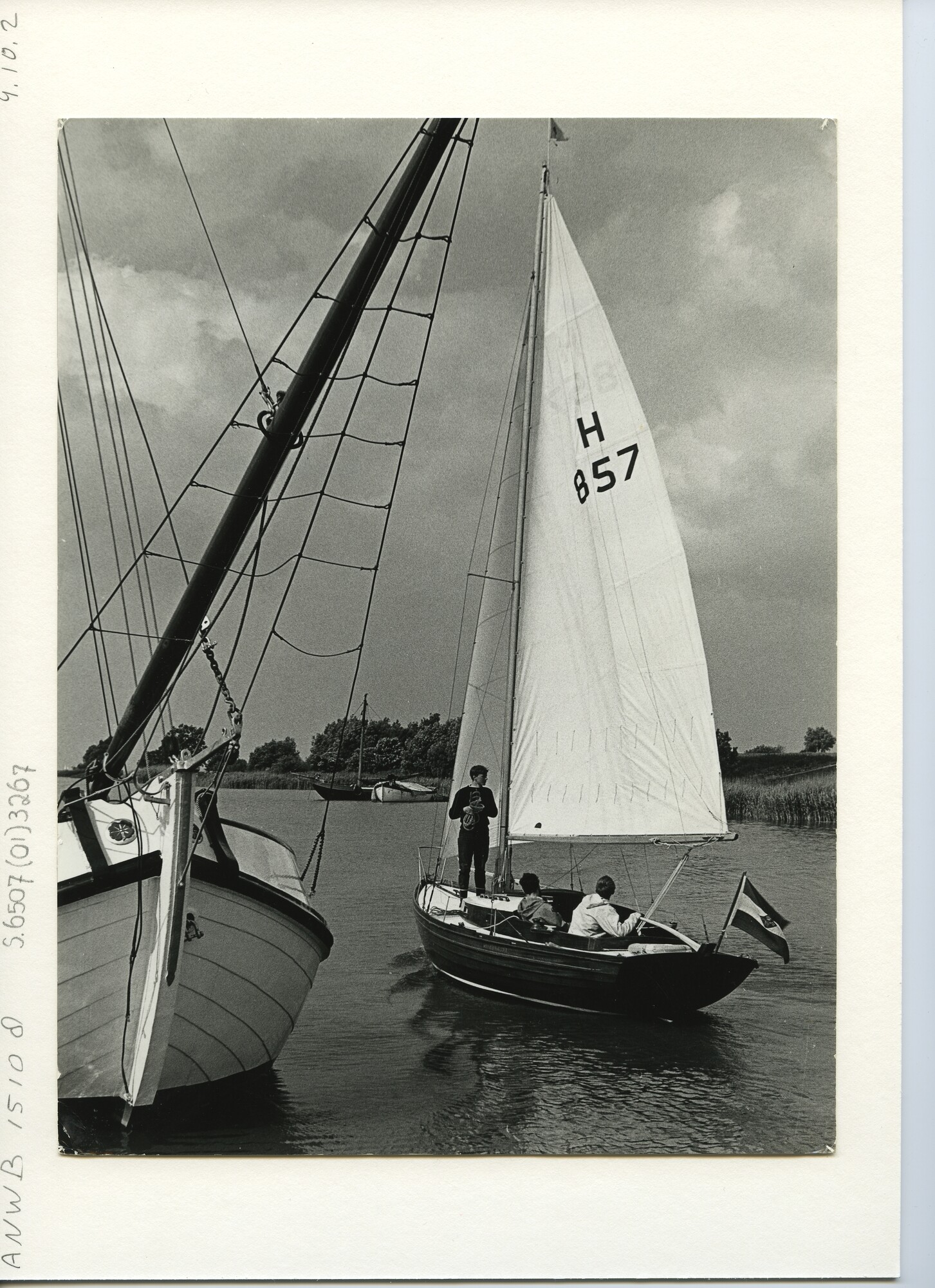 S.6507(01)3267; Een Scandinavische Volksboot onder de vlag van de KNZ&RV met zeilnummer H 857; foto