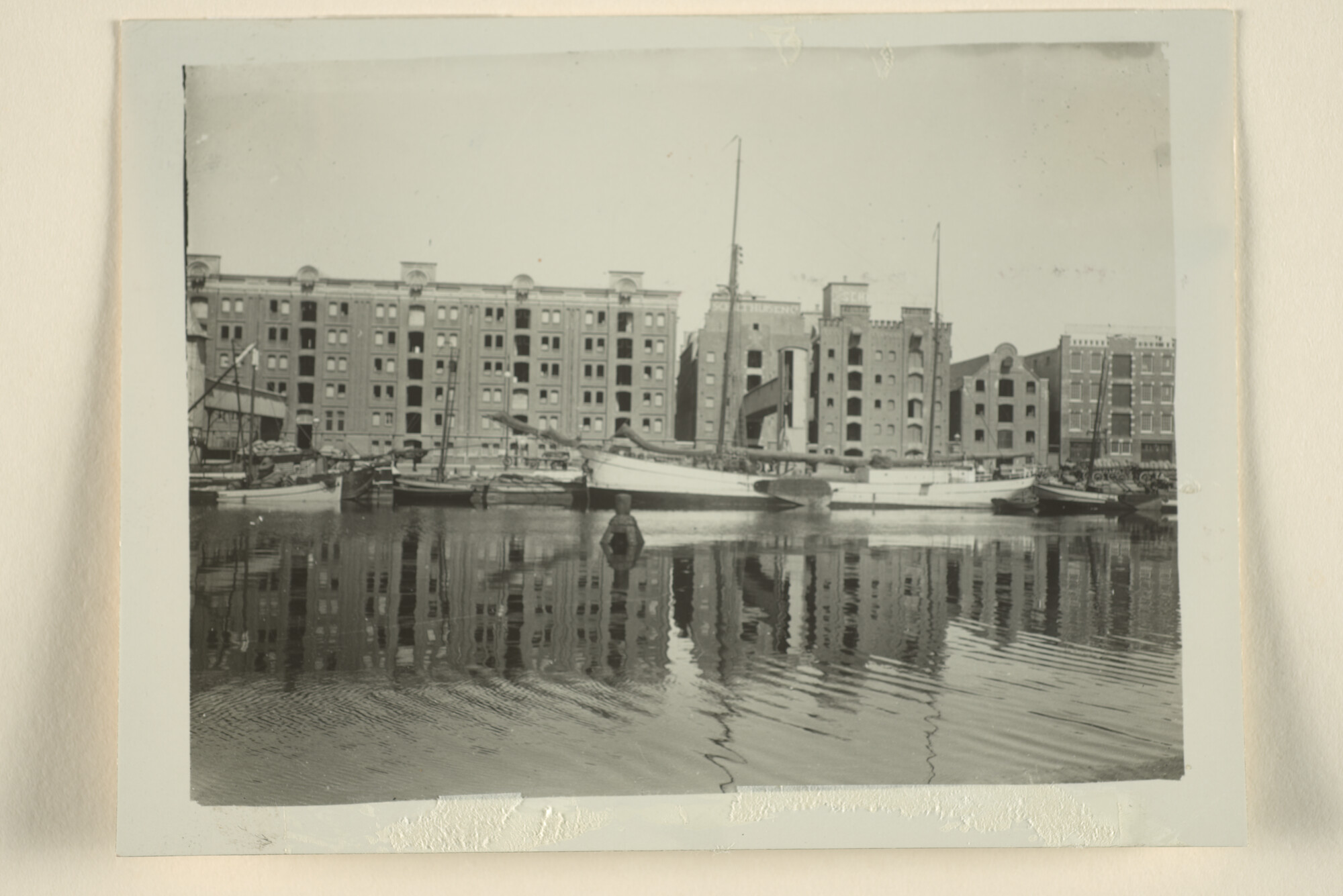 1996.1353; De schoener 'Hillegiena' ligt afgemeerd in de Oosterhaven in Groningen; foto