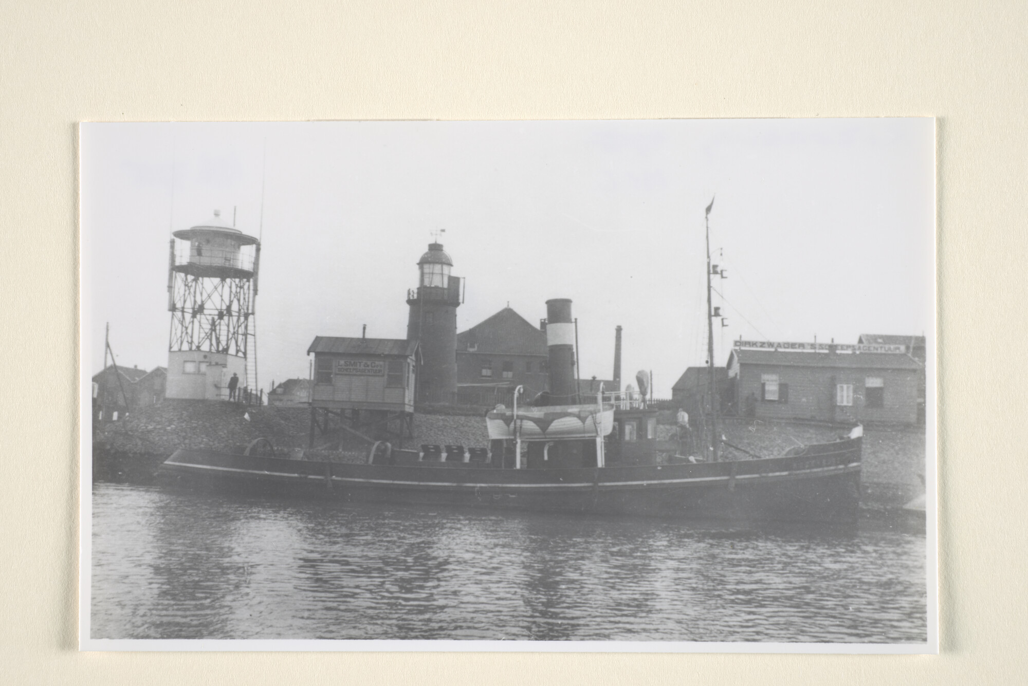 1996.3715; De stoomsleepboot 'Rozenburg' van L. Smit & Co's Internationale Sleepdienst ligt afgemeerd in Maassluis; foto