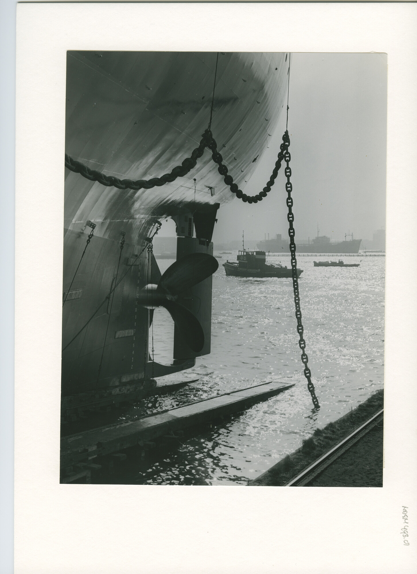 S.5444(2859)10; Foto van de tewaterlating van de tanker ss. Atys bij de NDSM ; foto