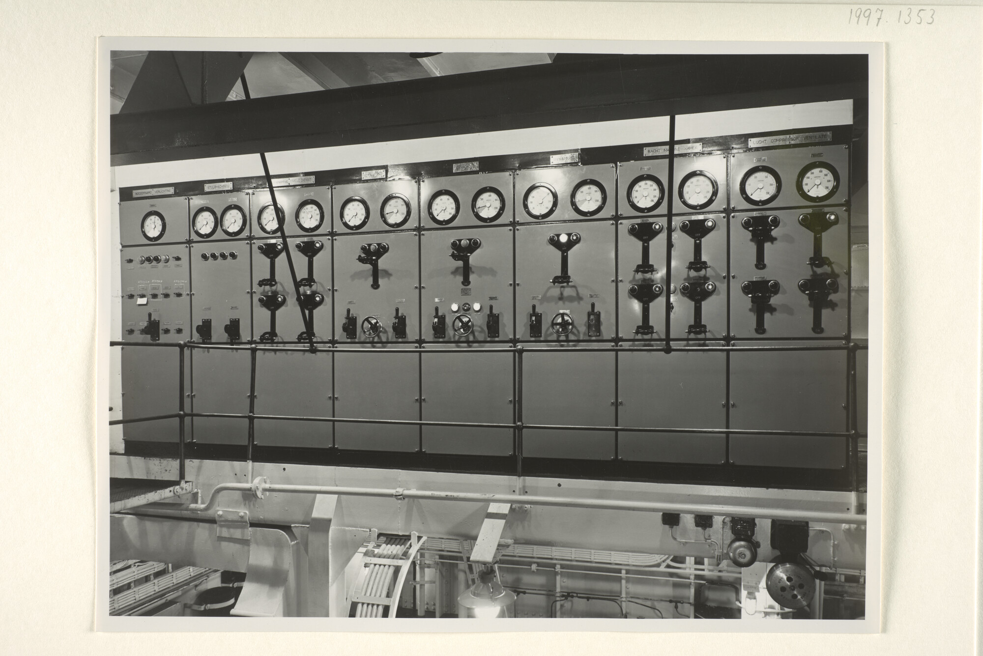 1997.1353; Foto's van de machinekamer van het vrachtschip ms. Tjibantjet van de KJCPL; fotoreportage