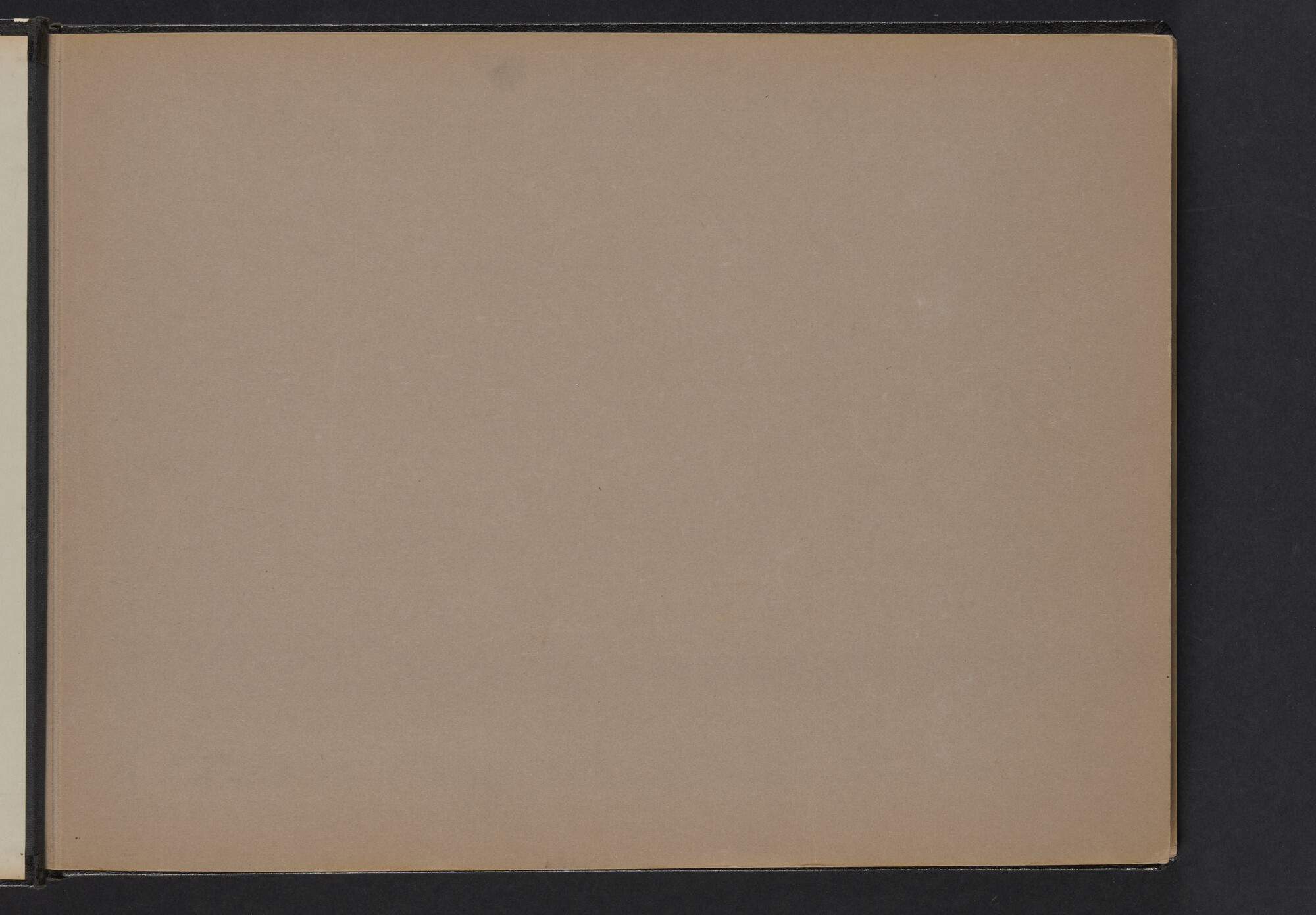 2021.0010; Fotoalbum van Joost Ossewaarde, radiotelegrafist, van reizen op diverse schepen van 1953 t/m 1958; fotoalbum