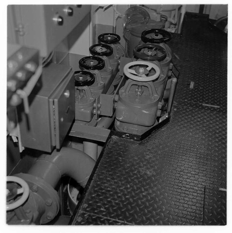 S.5219(12)0643a; Negatieven van de machinekamer van het container vrachtschip ms "Otto Porr" gebouwd op de ASM-werf voor rederij Franz Hagen te Hamburg; negatief