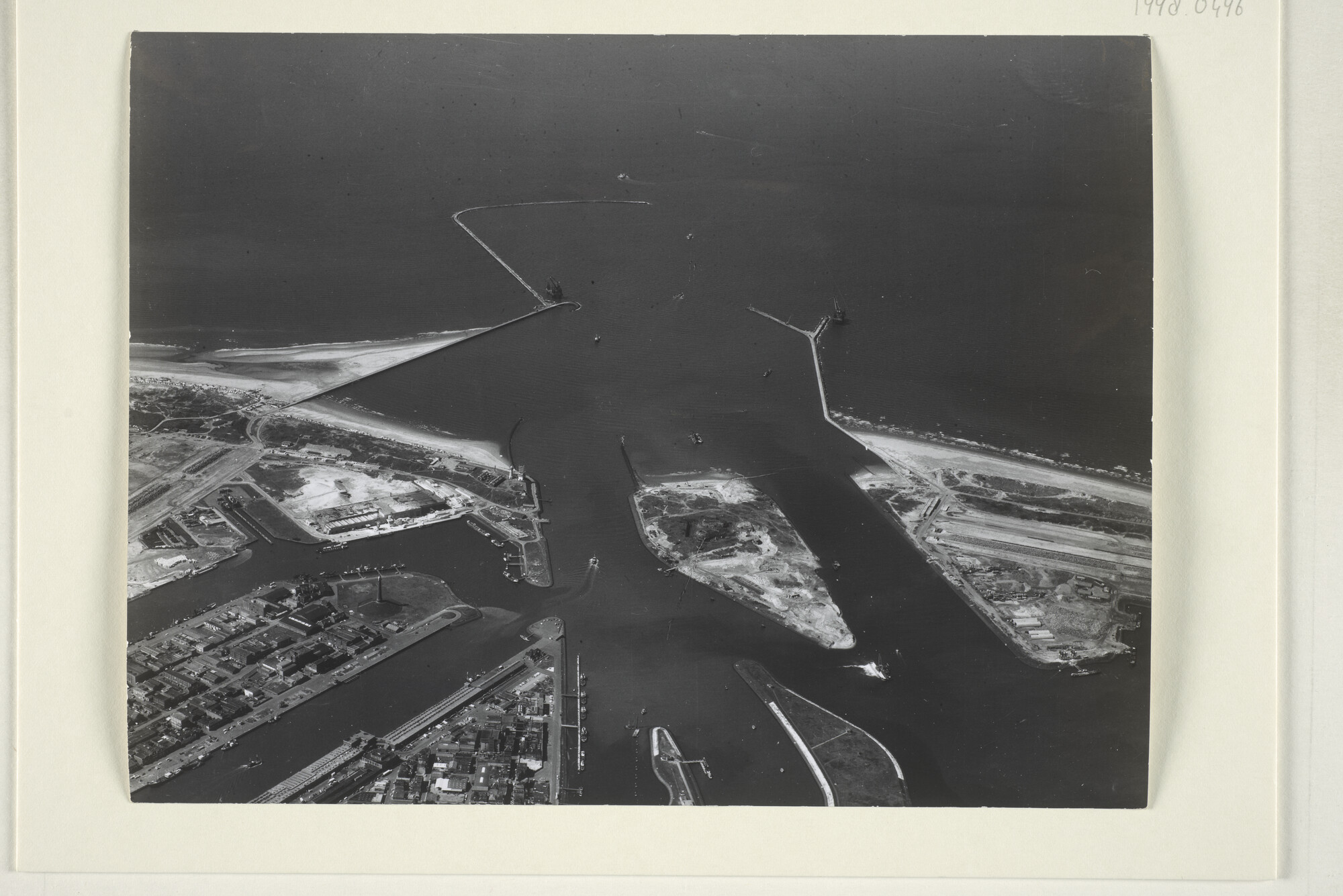 1998.0496; Luchtfotos van de havenmonding van IJmuiden [...]; foto