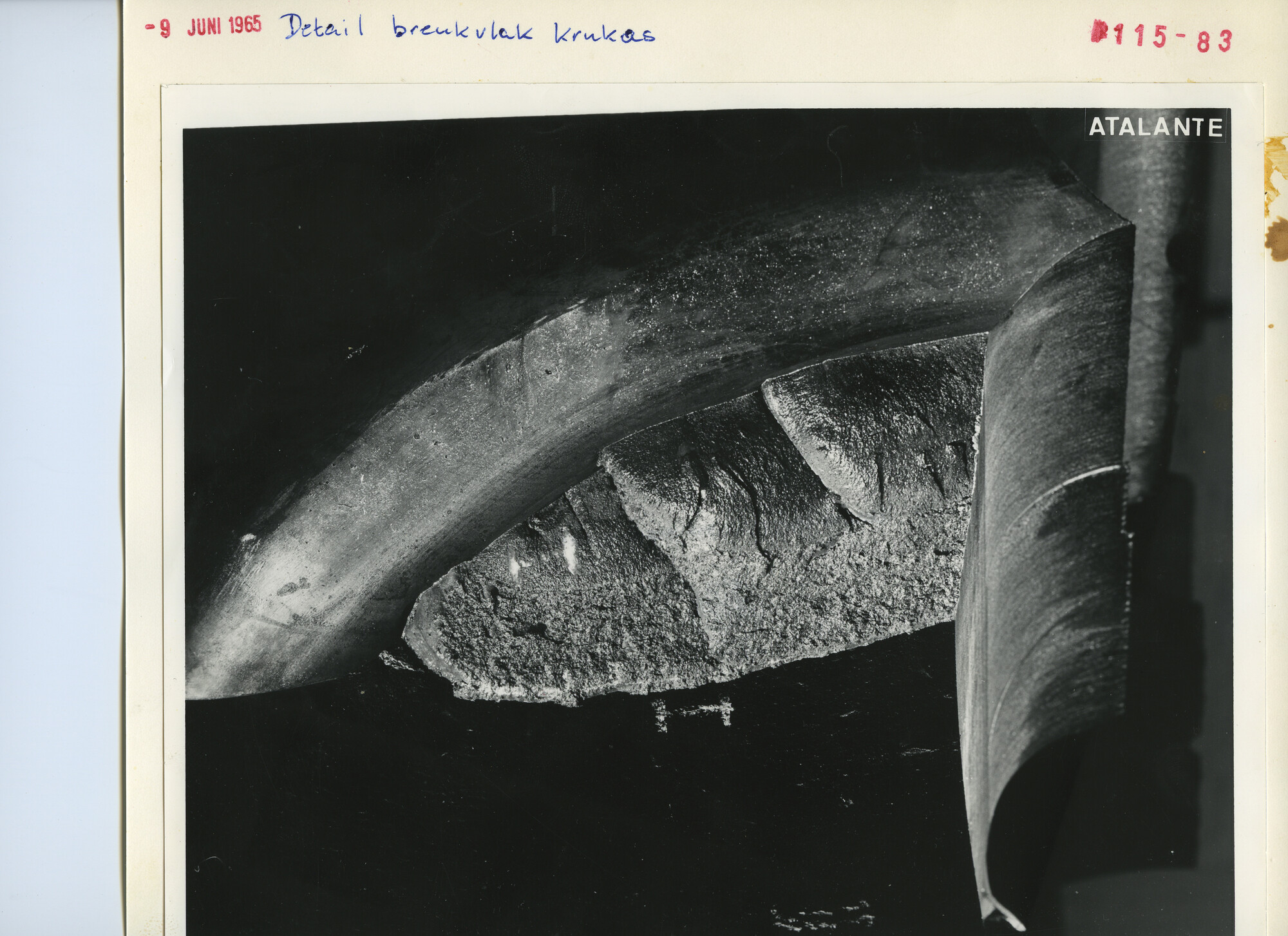 S.5444(4434)11; Foto van schade aan een gebroken krukas van de hoofdmotor van de Atalante; foto