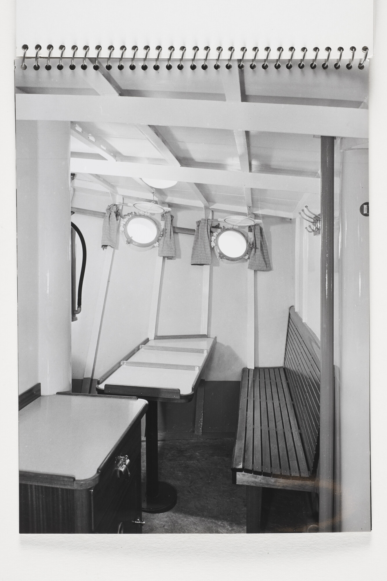 2012.1009; Fotoalbum met zwart-wit foto's van de gemotoriseerde sleepboten Sugi en Sukamandi van de scheepswerf de Vries Lentsch; fotoalbum