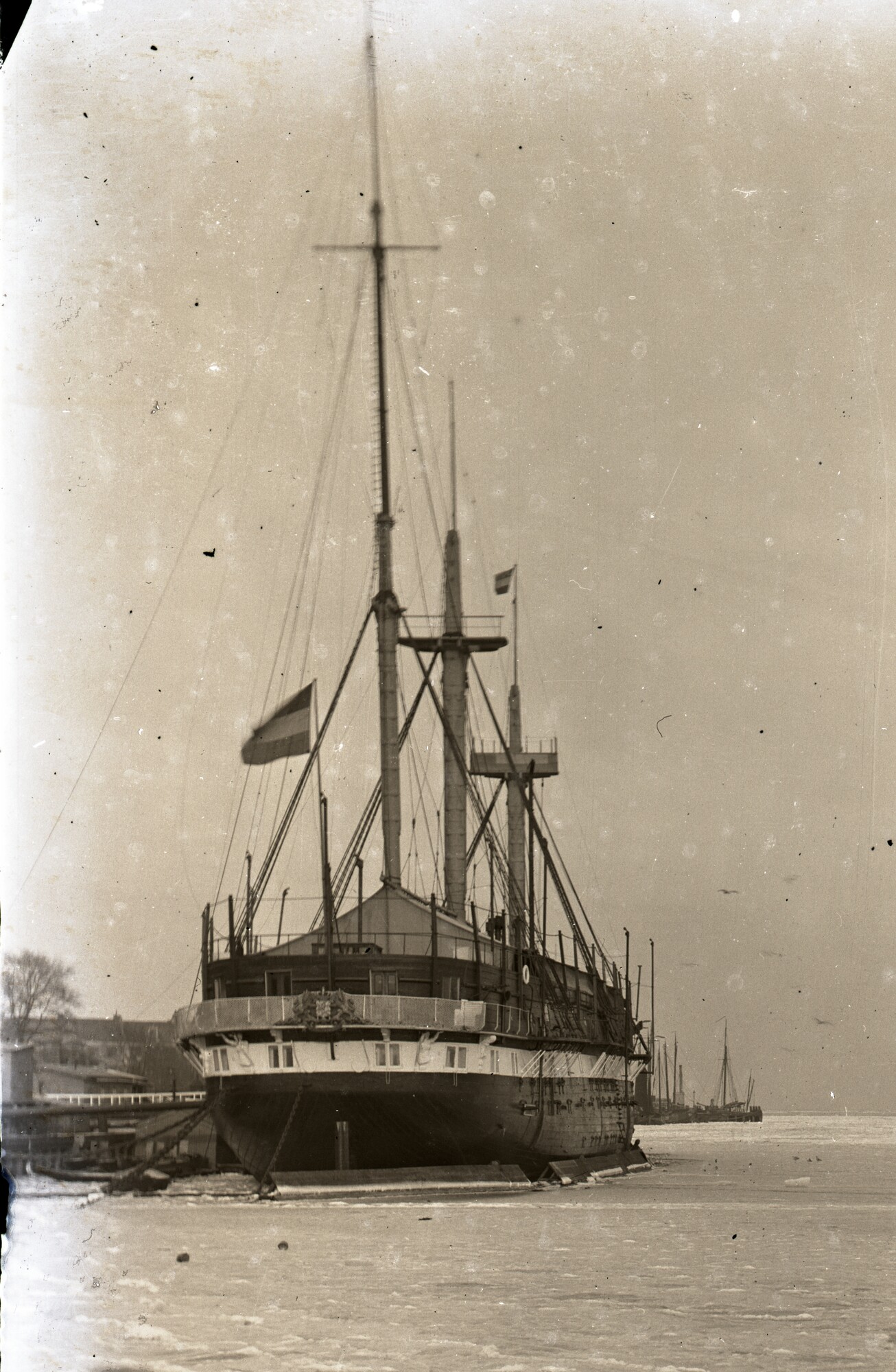S.3319(254)a; Wachtschip Hr.Ms. 'Adolf Hertog van Nassau' in het ijs; negatief