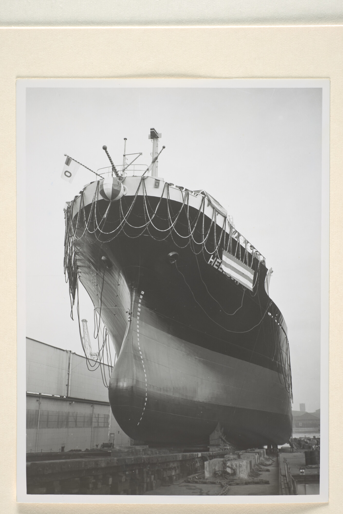 1996.0561; Foto's van de tewaterlating van het vrachtschip ms. 'Heelsum' en 'launching party' op de werf van Mitsui Shipbuilding & Enginering Co; fotoreportage