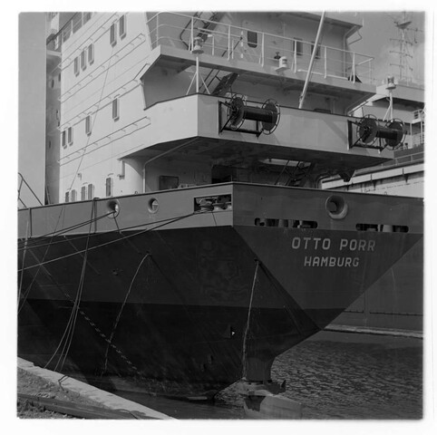 S.5219(12)0633a; Negatieven van het containerschip ms. Otto Porr in een haven; negatief
