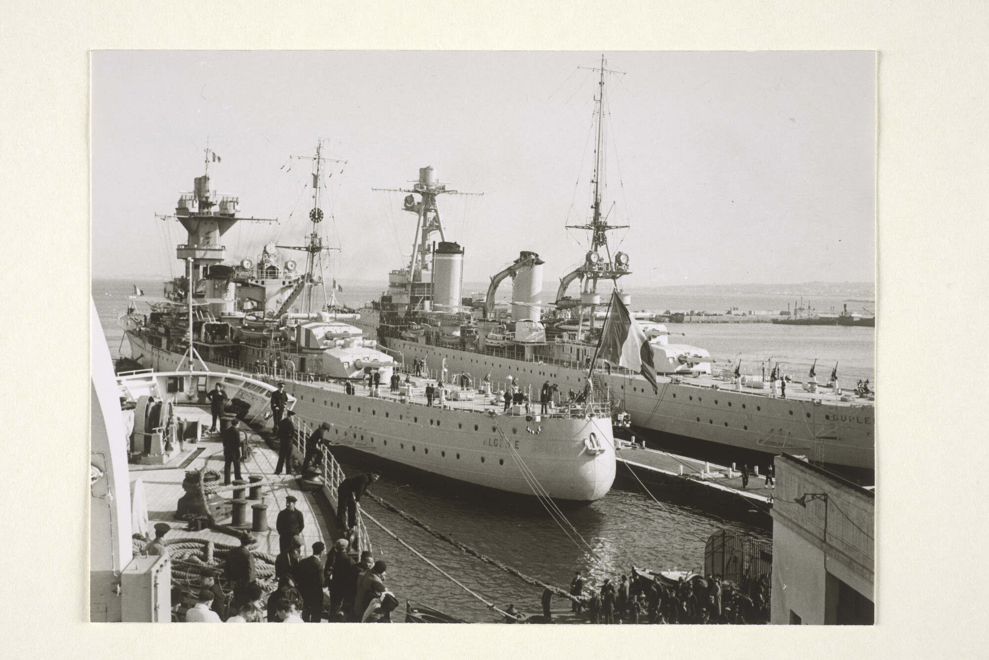 1997.4178; Reproductiefotos van de Franse kruisers Algerie en Dupleix in de haven van Algiers [...]; fotoreportage