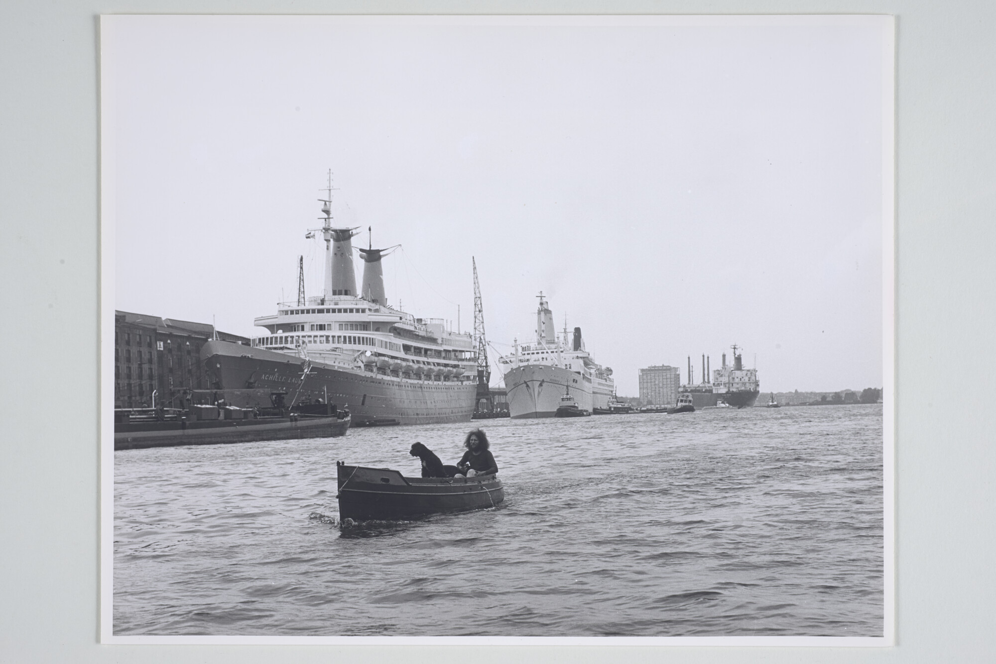 2013.0811; Foto van cruiseschepen bij de Passagiers Terminal Amsterdam, genomen vanaf het IJ; foto