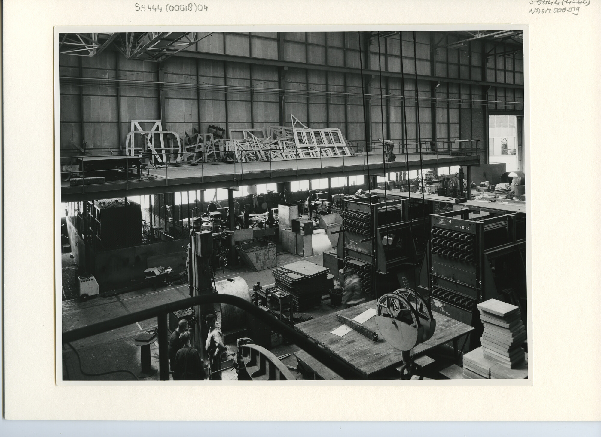 S.5444(0018)04; Interieurfoto van de ketelmakerij van de NDSM aan de aan de Klaprozenweg in Amsterdam Noord in de jaren '50; foto