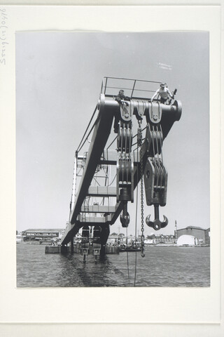 S.5219(12)0476; Foto's van de drijvende bok 'Amsterdam' gebouwd op de ASM, afgemeerd naast het kantoor van de reder aan het IJ te Amsterdam; fotoreportage