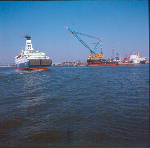 S.9100(8446); Dia van het Panamese kraanschip Pearl Marine (ex- Germinal) bij ter Haak, van NBK, van achteren gezien; diapositief