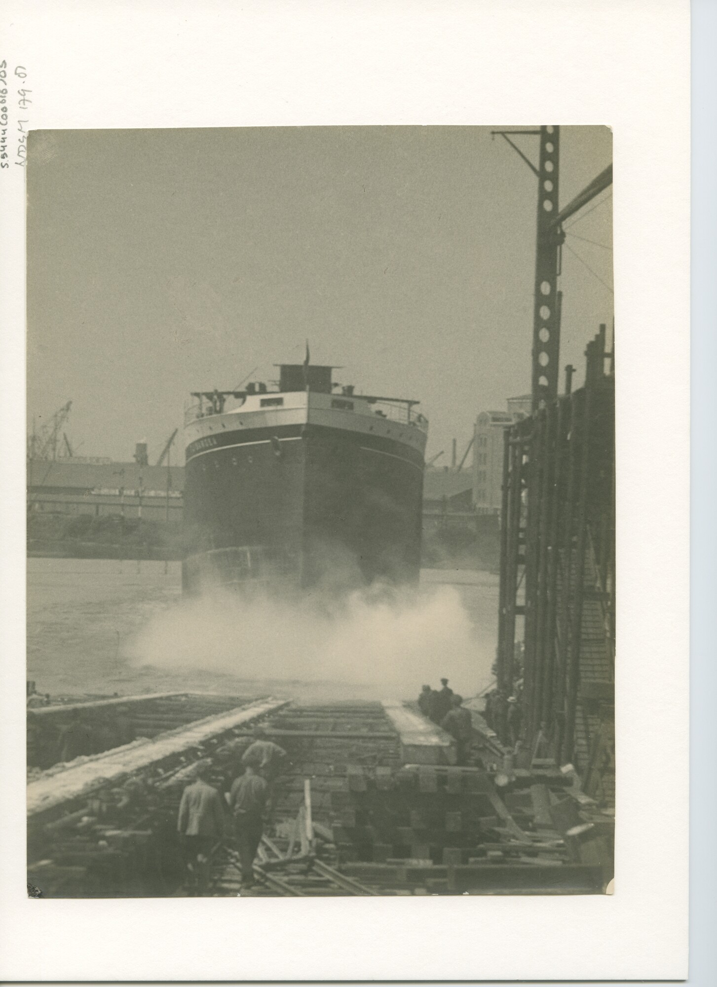 S.5444(0616)3; Foto van de tewaterlating van het vracht-passagiersschip ss. Tjisaroea; foto