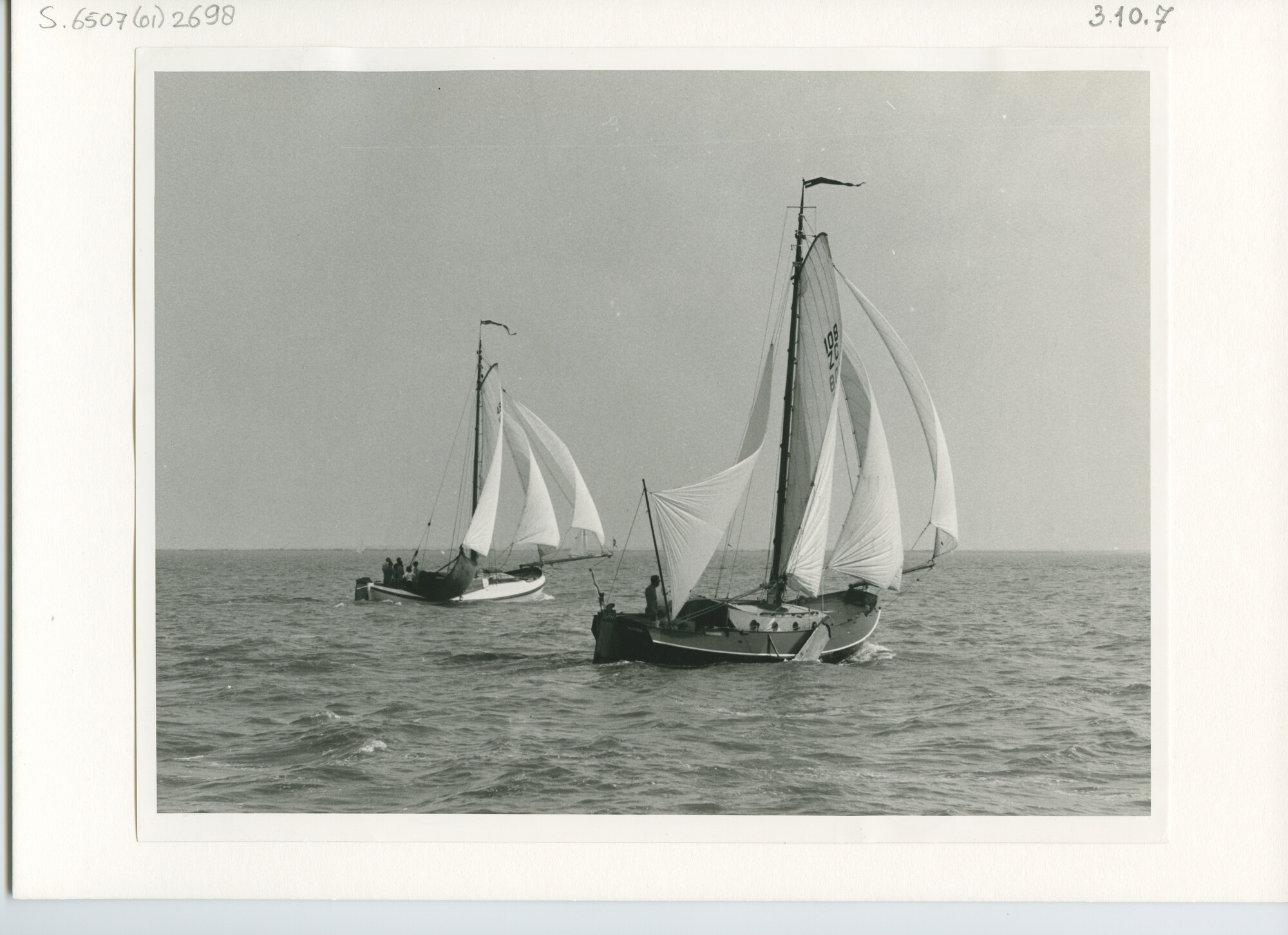 S.6507(01)2698; Achteraanzicht op een Lemsteraak en de zeeschouw Andromeda op zee tijdens de 100-mijlwedstrijd van de Nederlandse Vereniging van Kustzeilers op 6 en 7 juni; foto