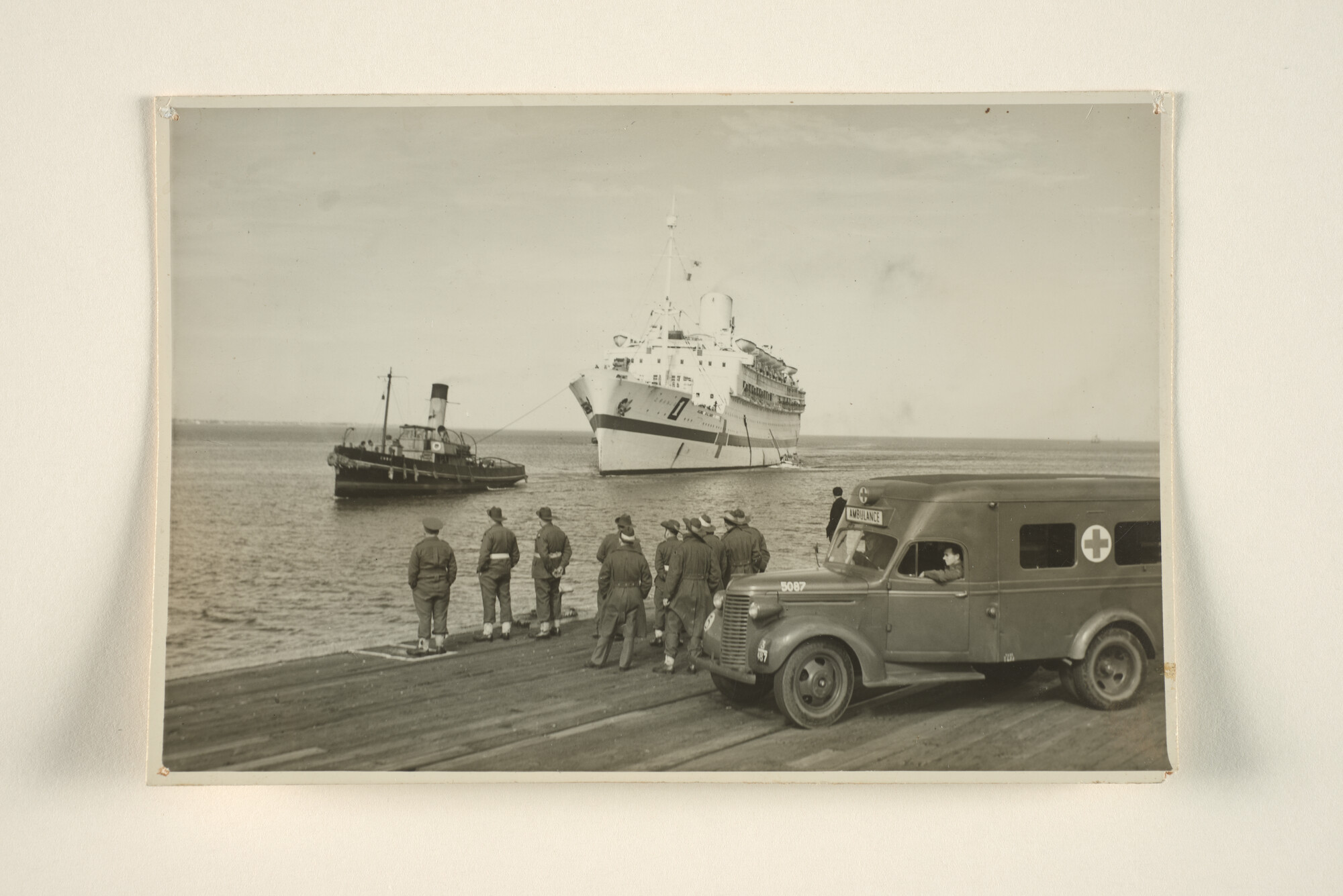 1995.5022; Het hospitaalschip ms. 'Oranje' arriveert in Melbourne in augustus 1945, met aan boord gewonde Australische en Nieuwzeelandse militairen; foto