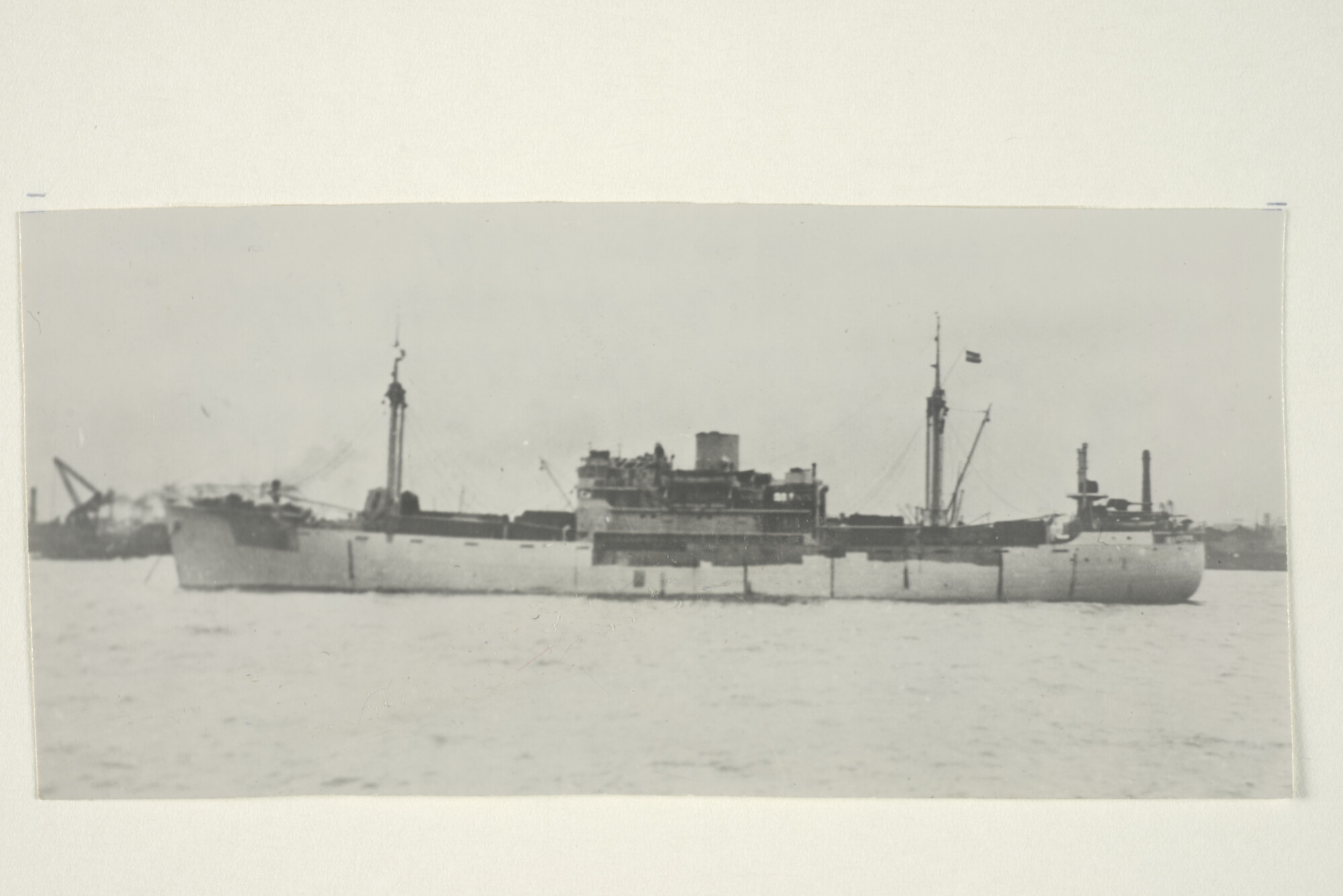 2000.3362; Het vrachtschip ss. Nigerstroom van de Hollandsche Stoomboot Maatschappij in een haven; foto
